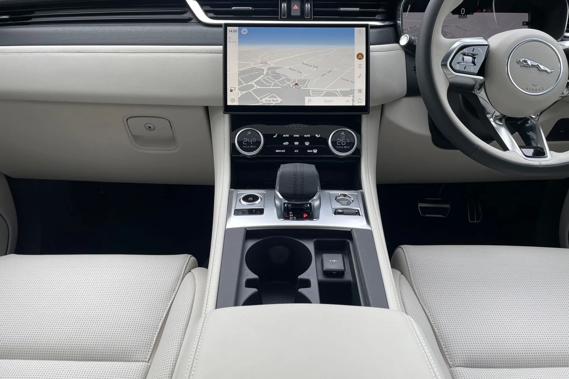 Jaguar F-PACE thumbnail image number 15