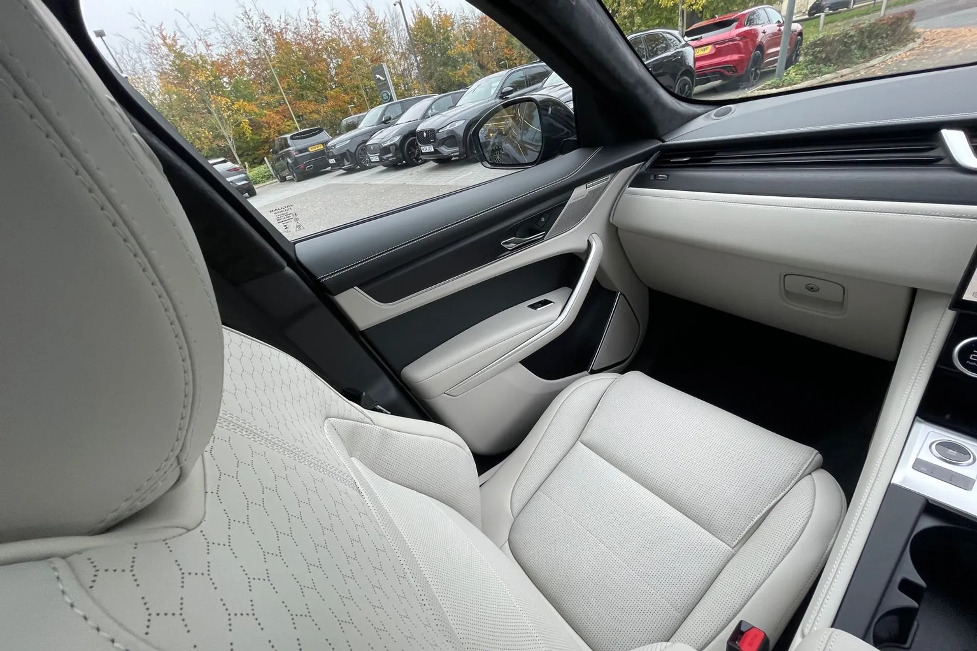 Jaguar F-PACE thumbnail image number 13