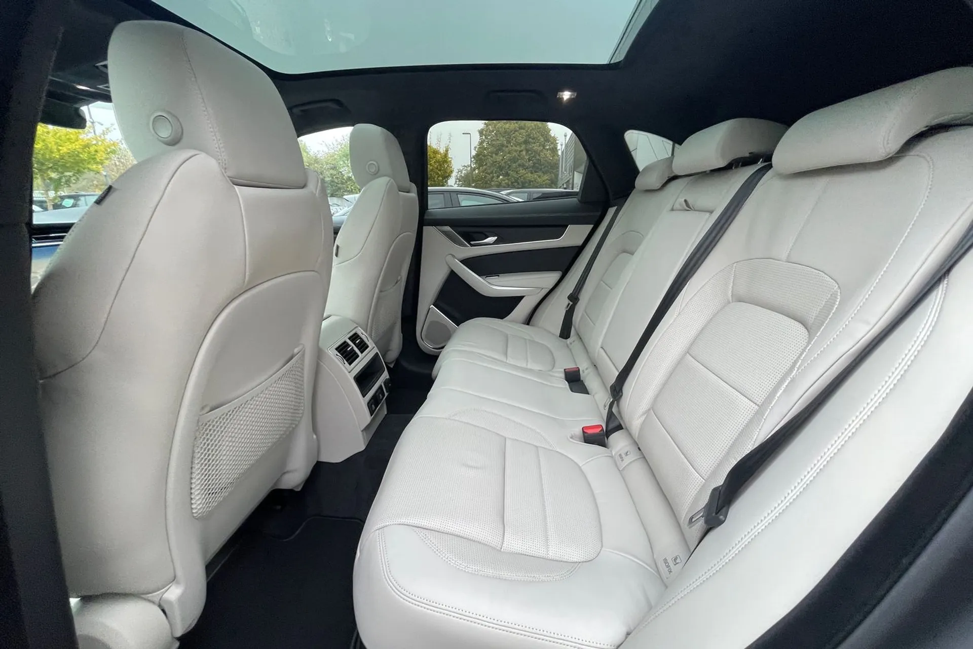 Jaguar F-PACE thumbnail image number 50