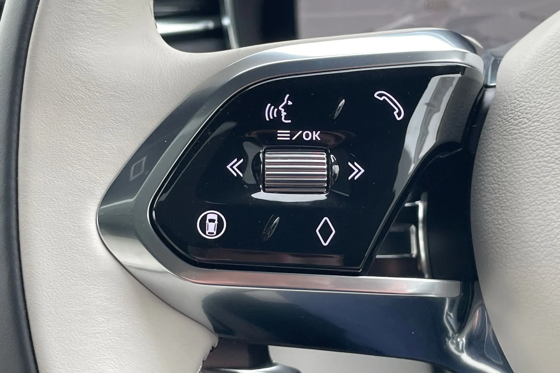 Jaguar F-PACE thumbnail image number 25