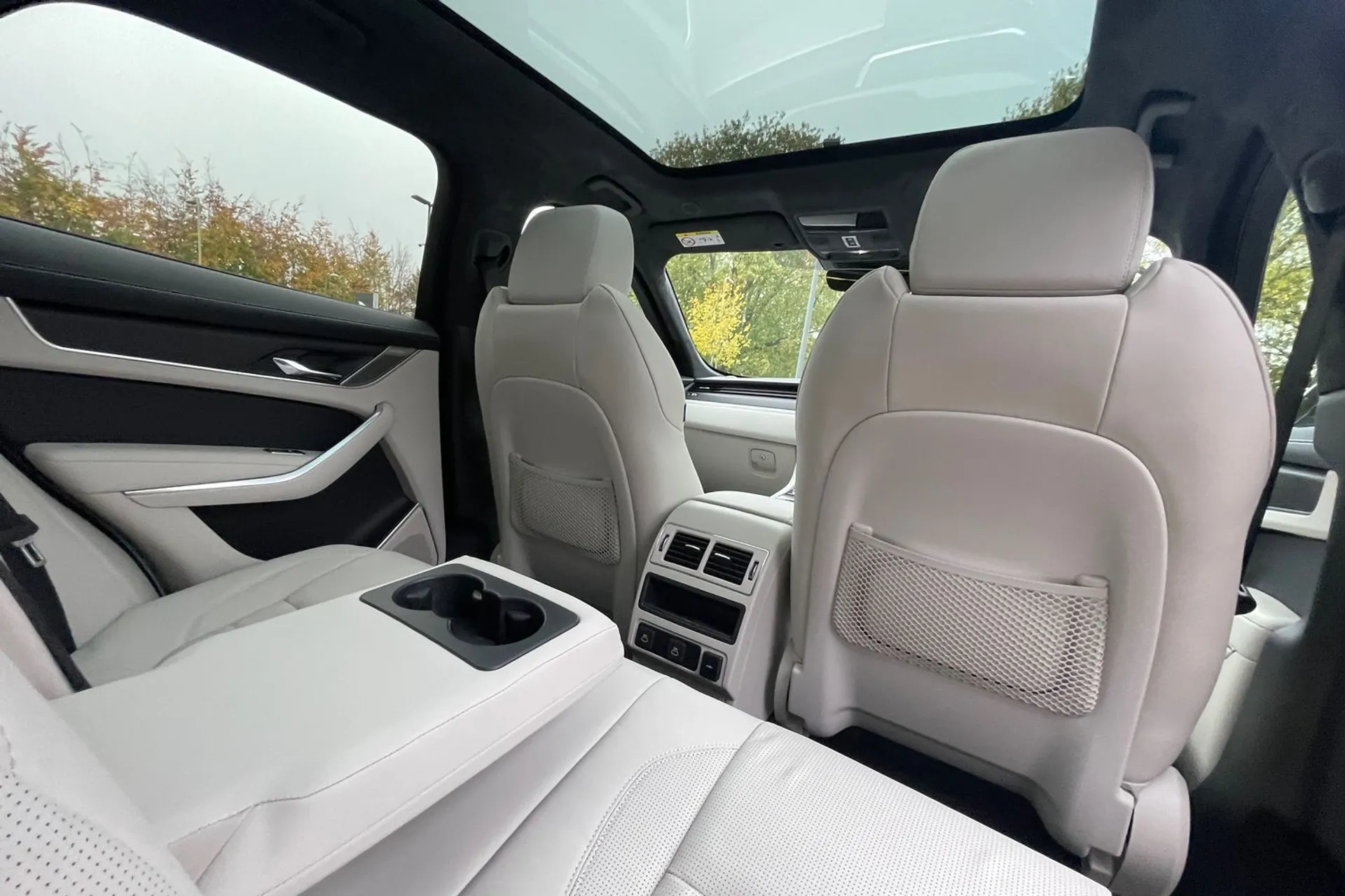 Jaguar F-PACE thumbnail image number 43