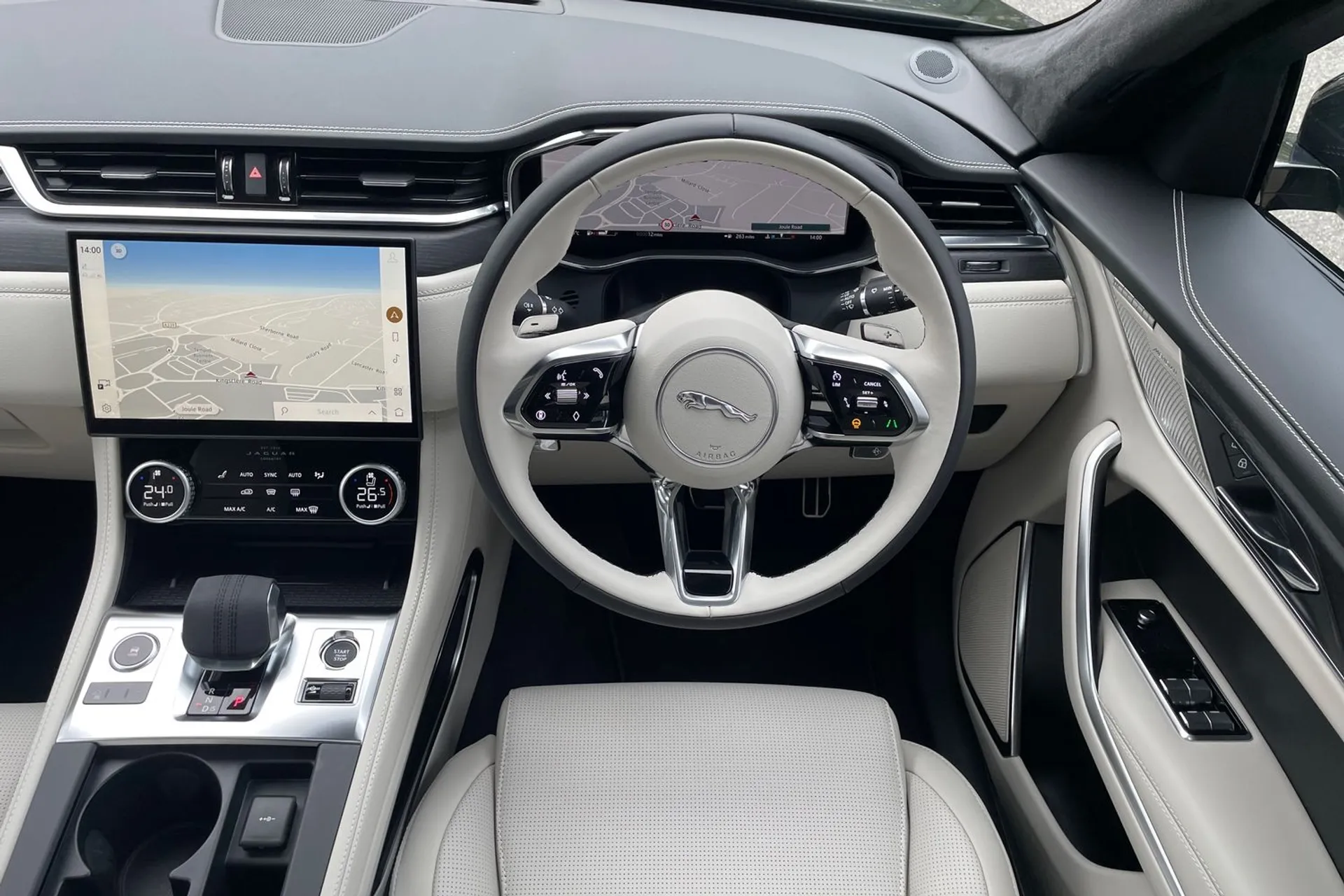 Jaguar F-PACE thumbnail image number 12