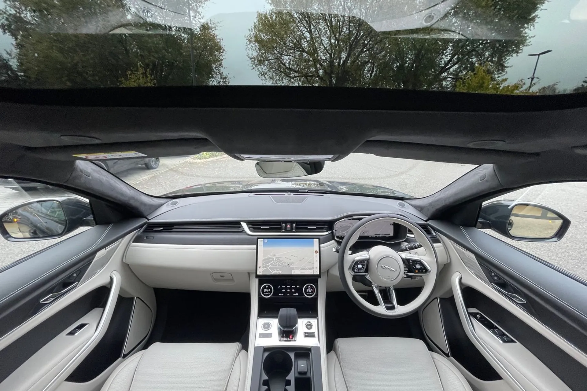 Jaguar F-PACE thumbnail image number 3