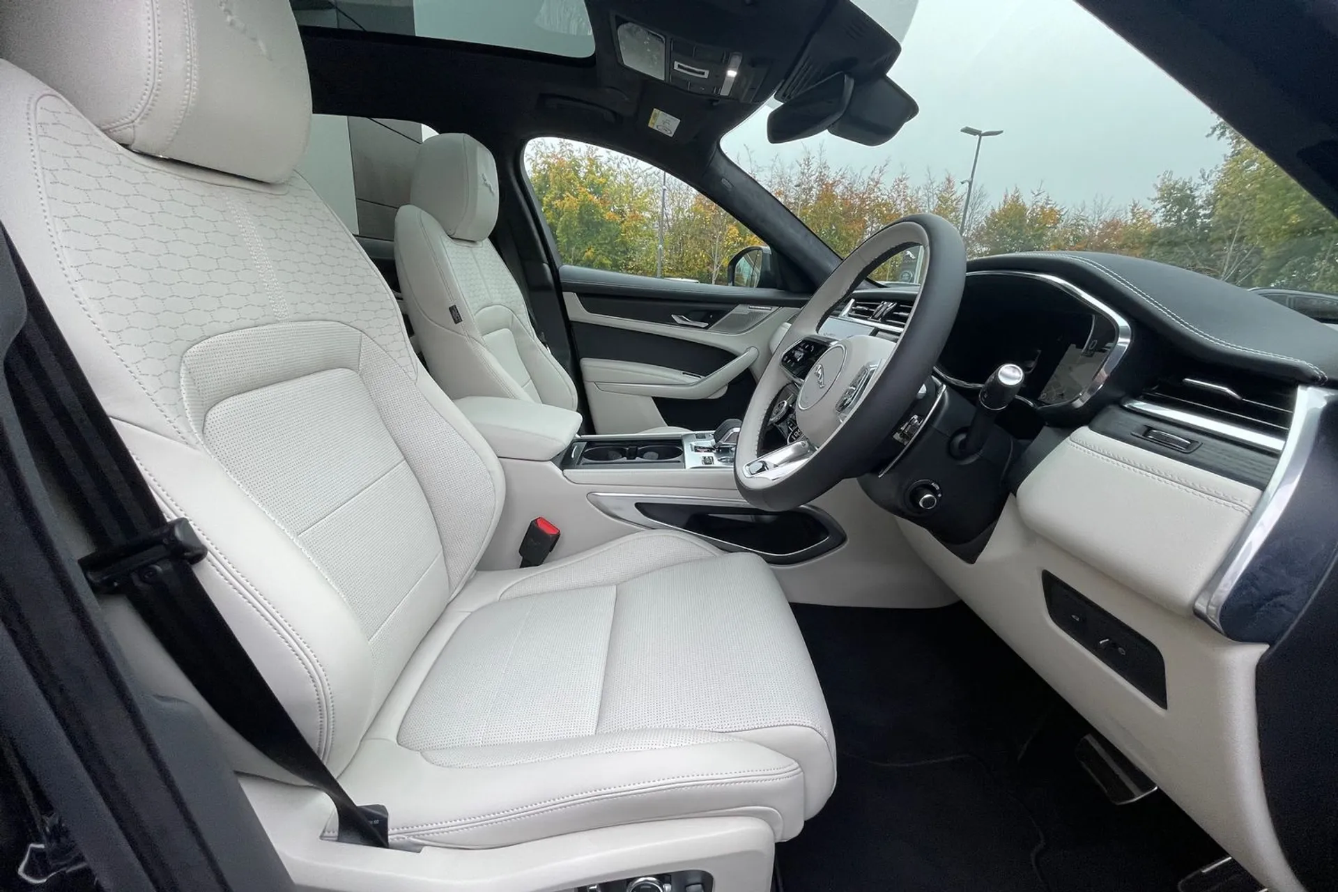 Jaguar F-PACE thumbnail image number 9