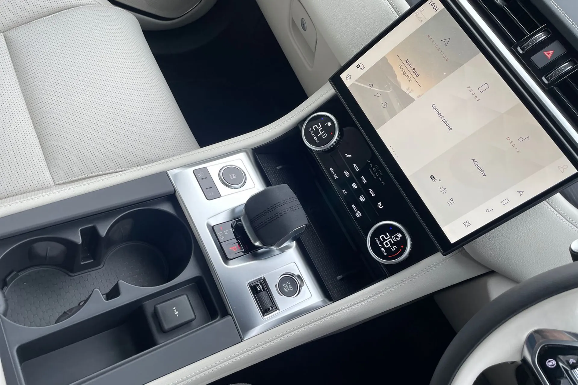 Jaguar F-PACE thumbnail image number 19