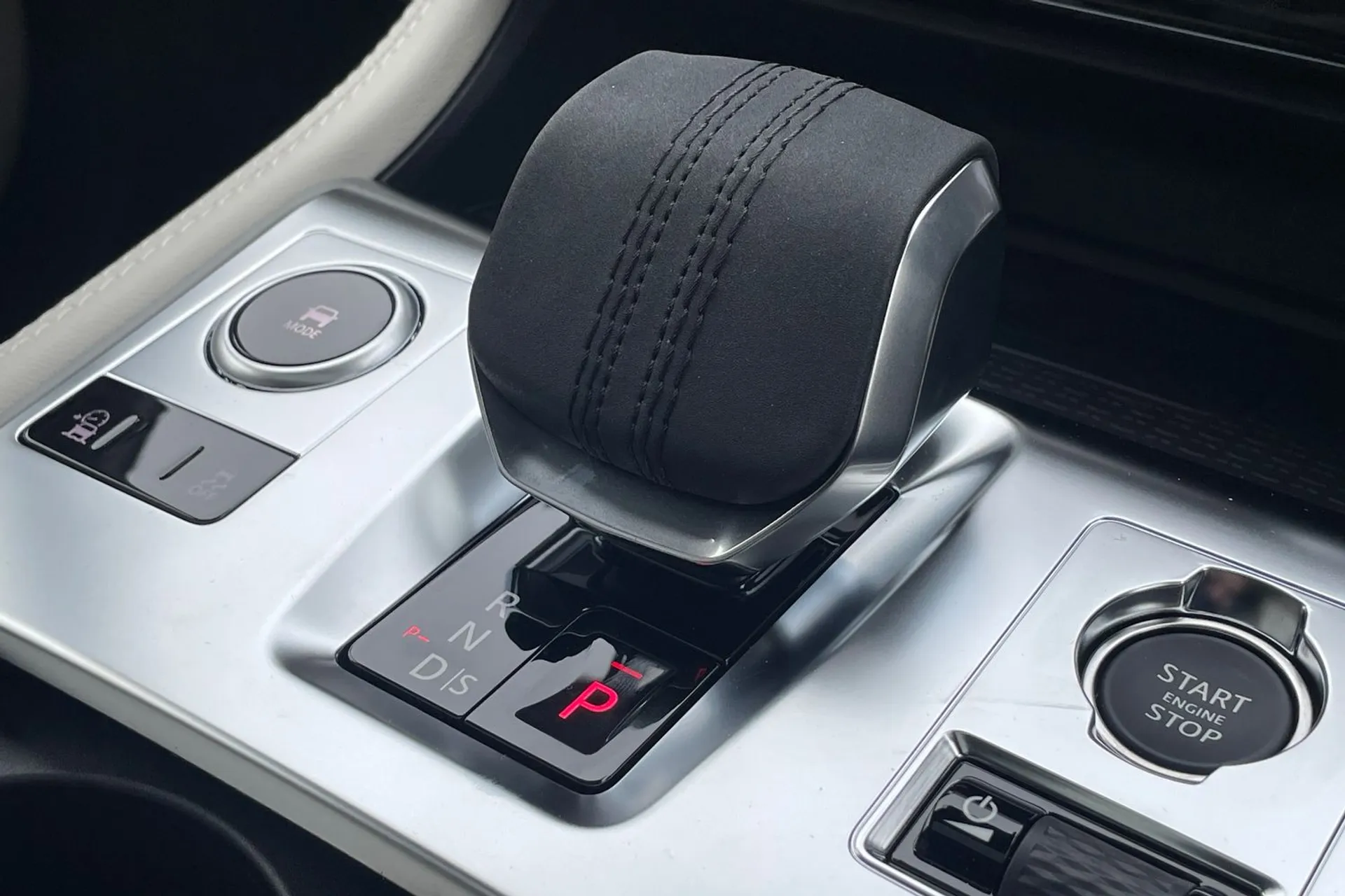 Jaguar F-PACE thumbnail image number 20
