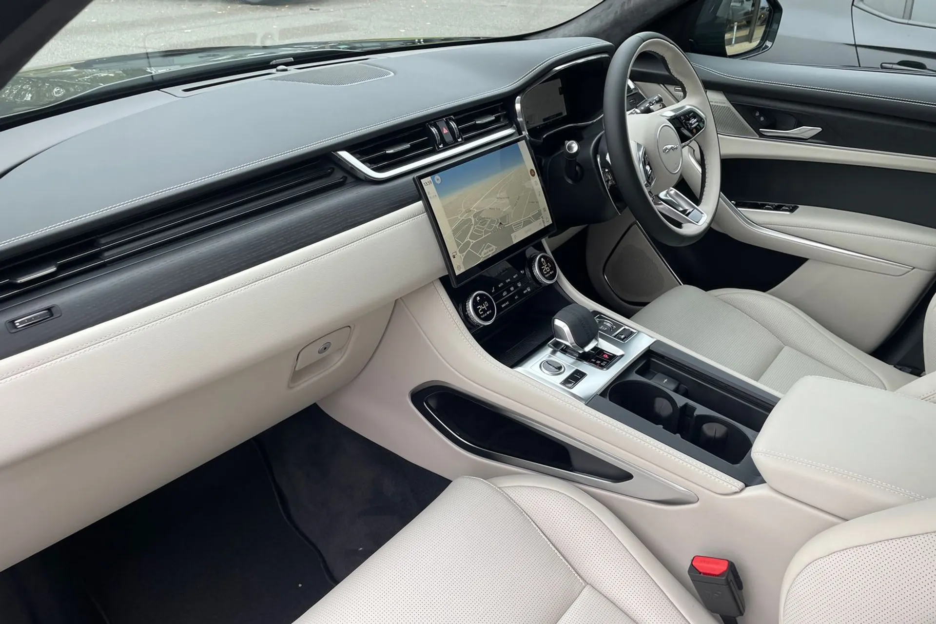 Jaguar F-PACE thumbnail image number 49