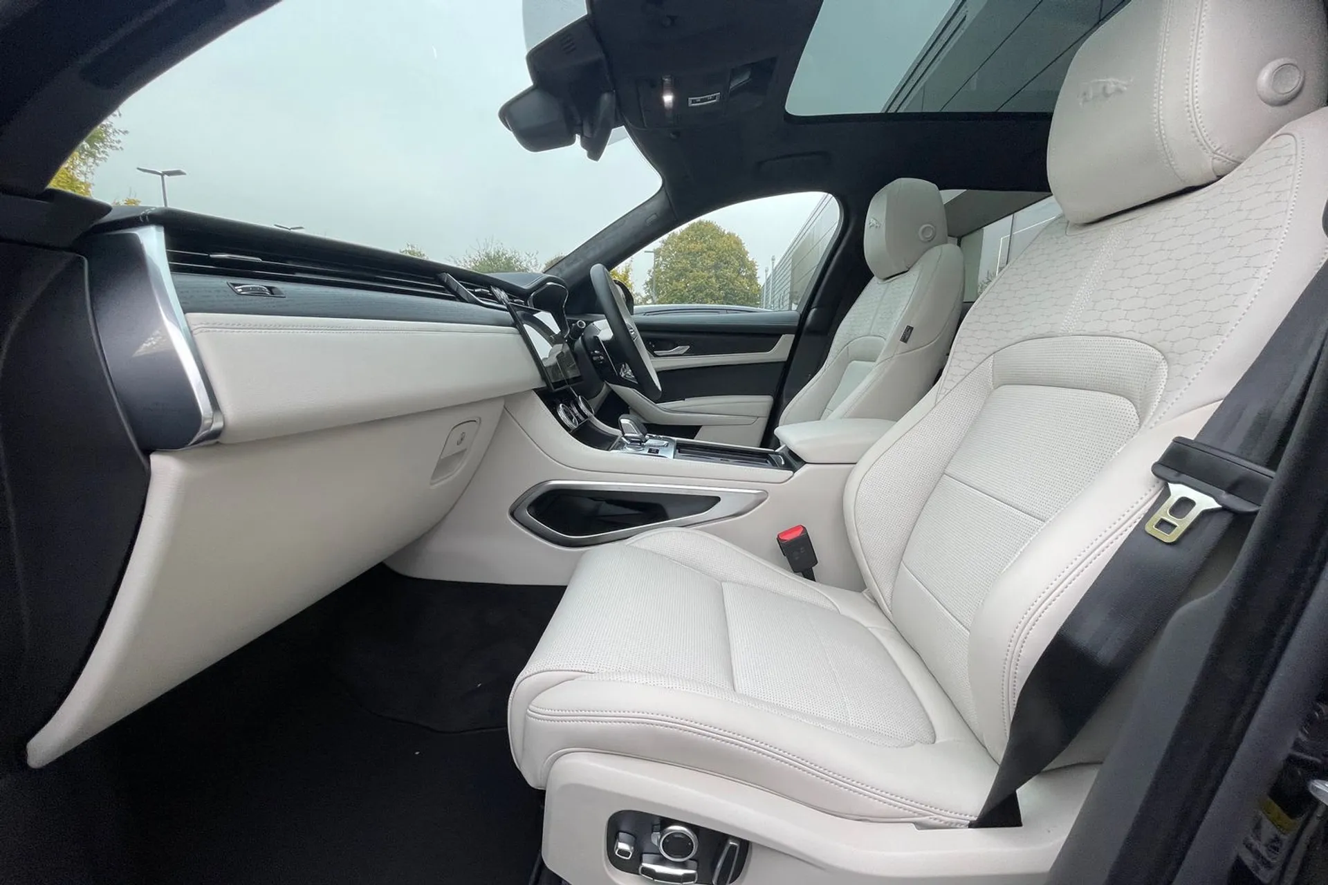 Jaguar F-PACE thumbnail image number 10