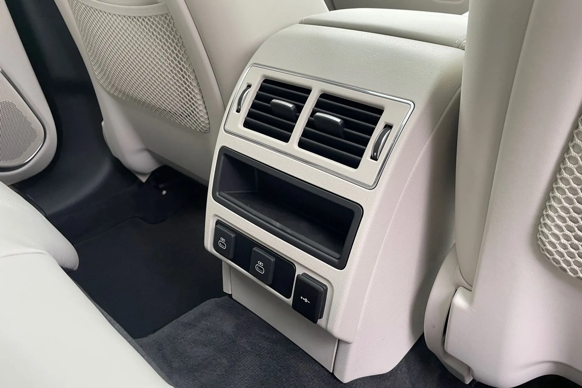Jaguar F-PACE thumbnail image number 34