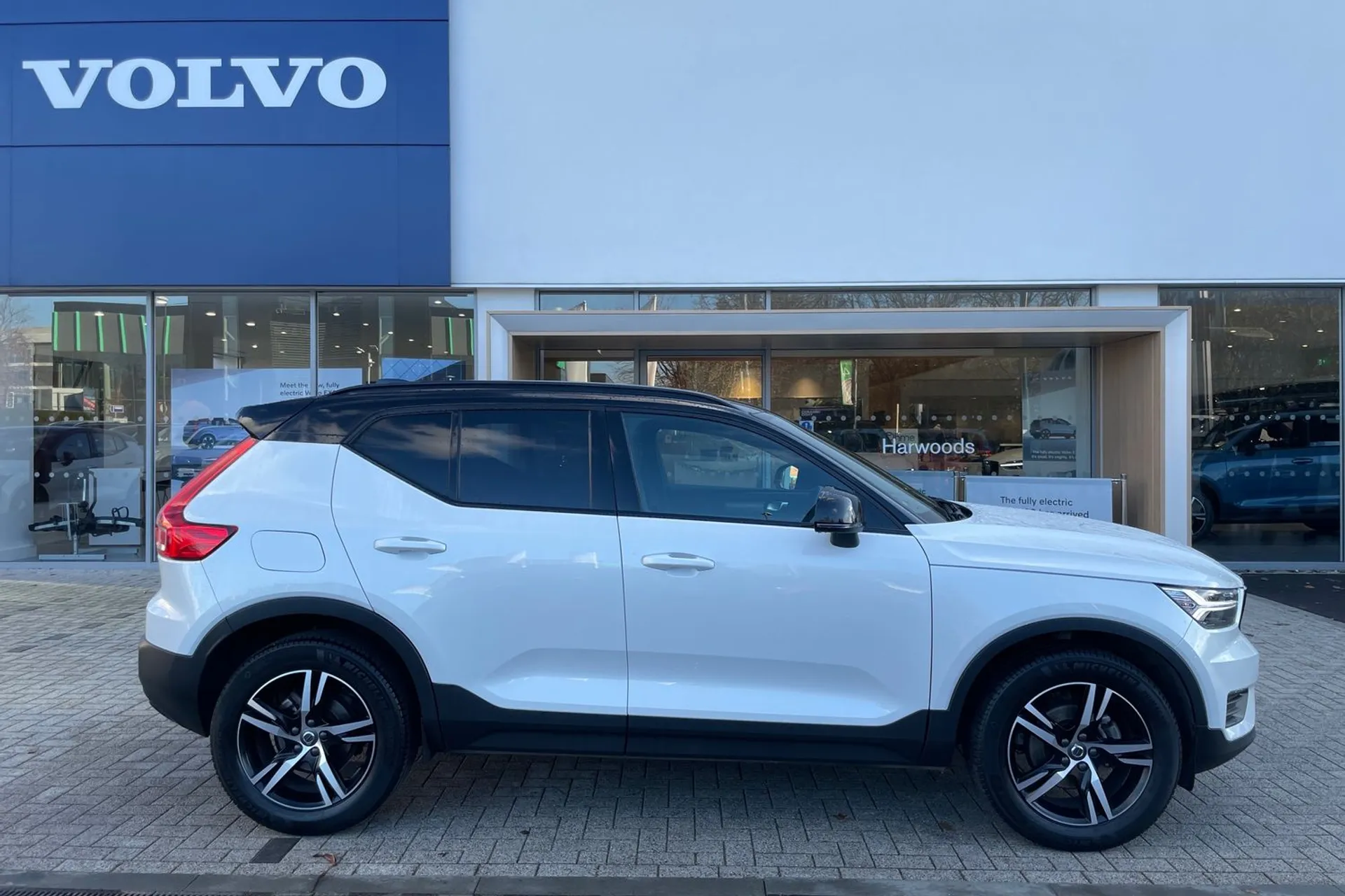 Volvo XC40 thumbnail image number 2