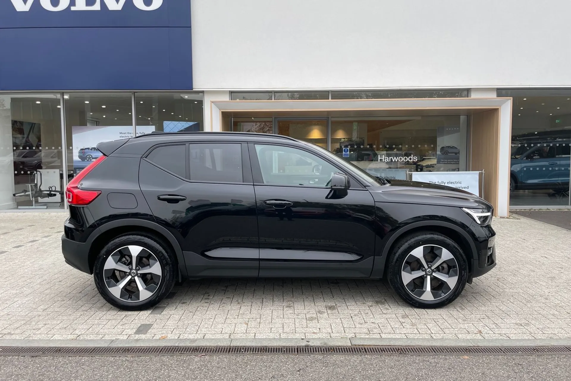 Volvo XC40 thumbnail image number 2