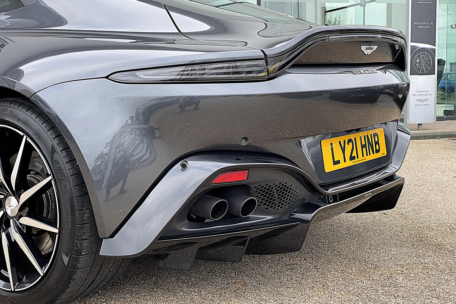 Aston Martin Vantage thumbnail image number 12