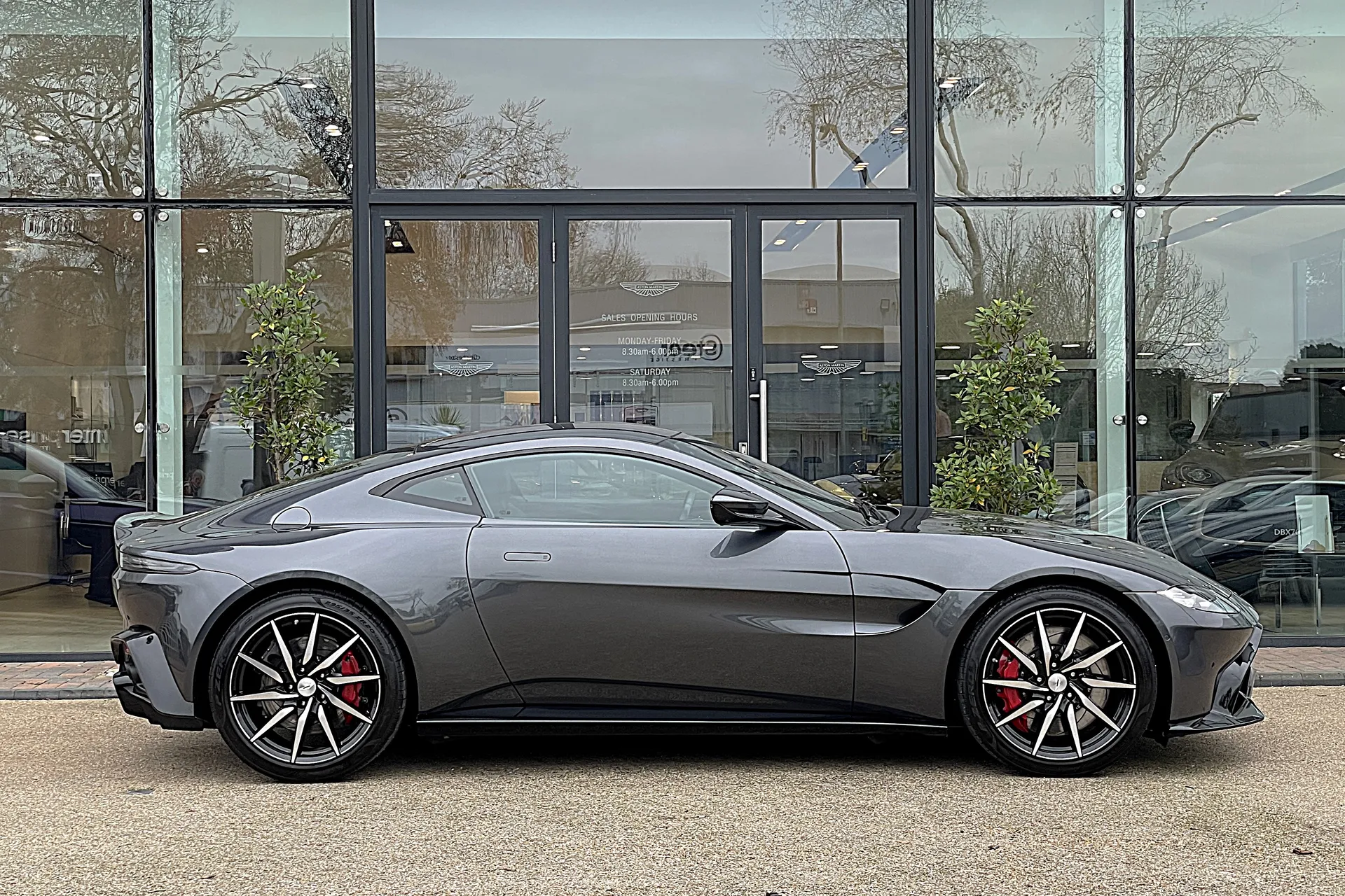 Aston Martin Vantage thumbnail image number 2