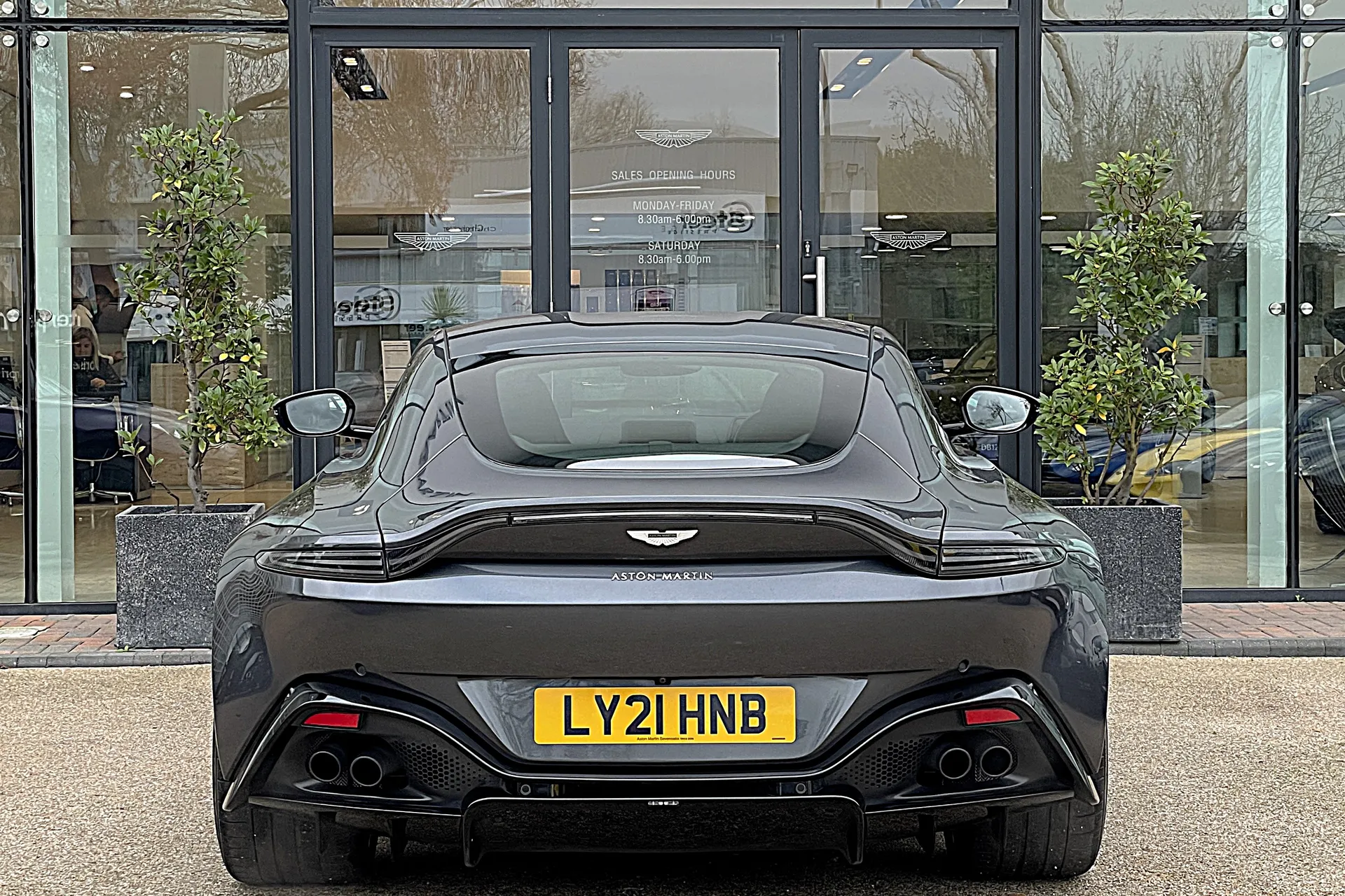 Aston Martin Vantage thumbnail image number 15