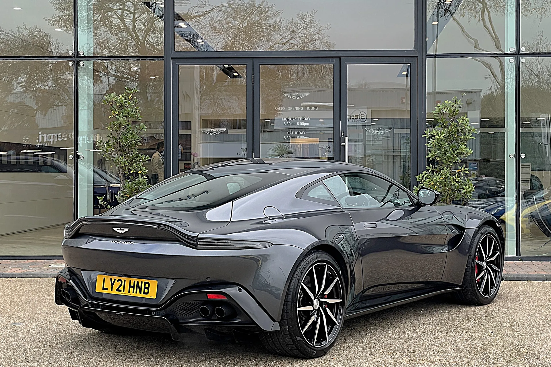 Aston Martin Vantage thumbnail image number 14