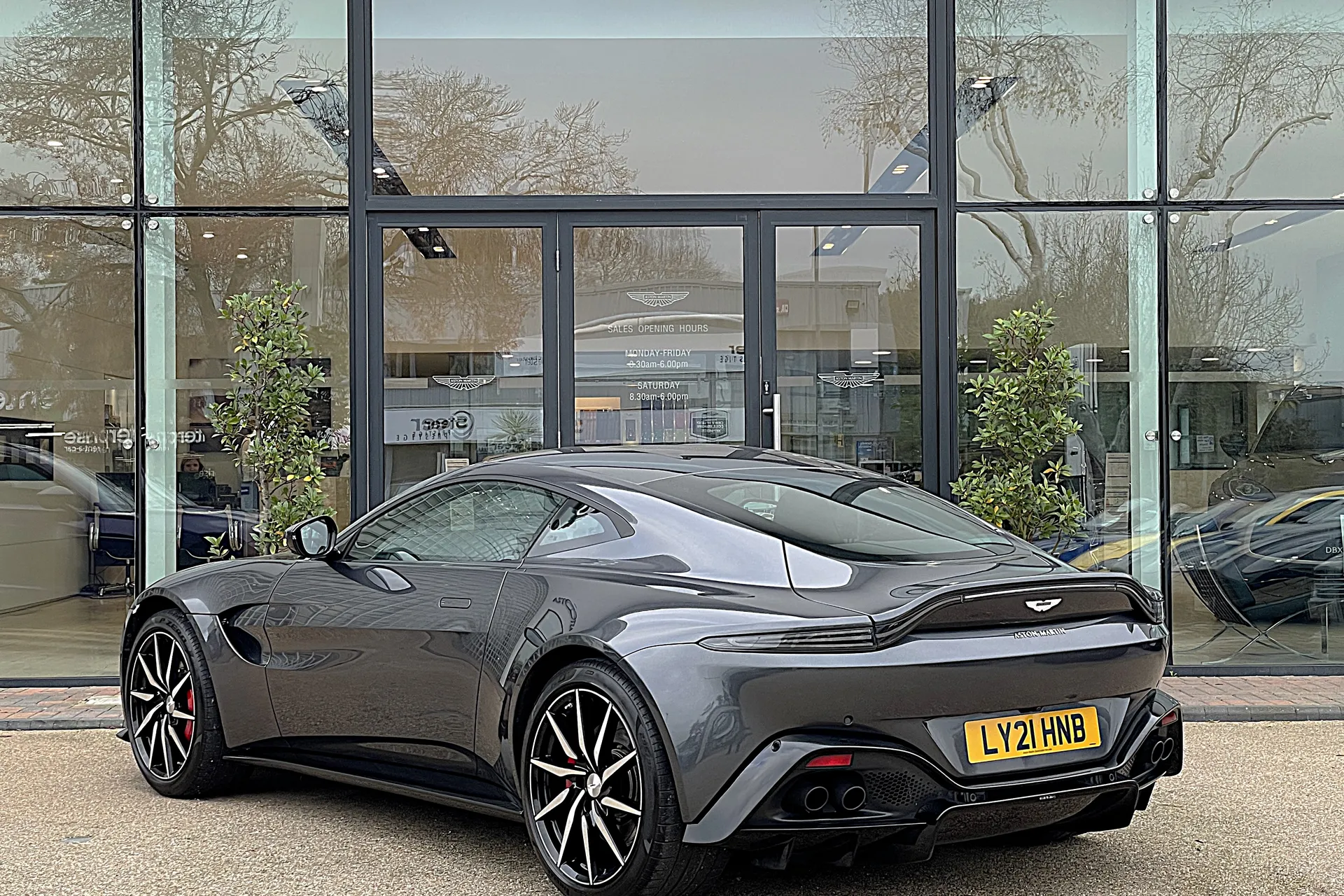 Aston Martin Vantage thumbnail image number 16