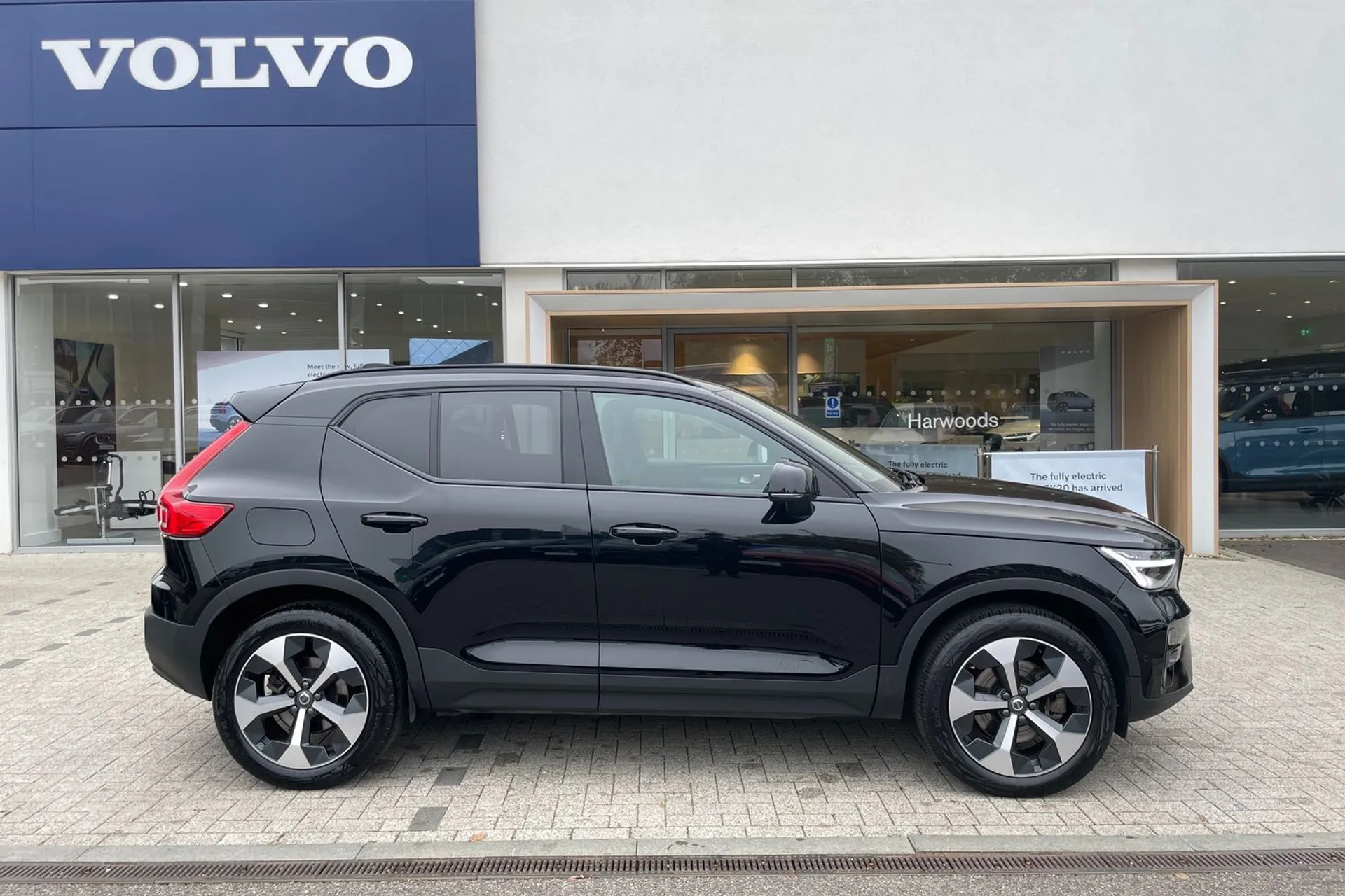 Volvo XC40 thumbnail image number 2