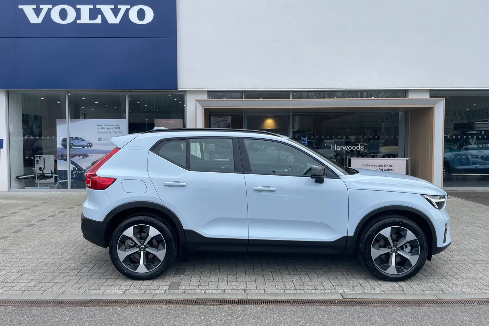 Volvo XC40 thumbnail image number 2