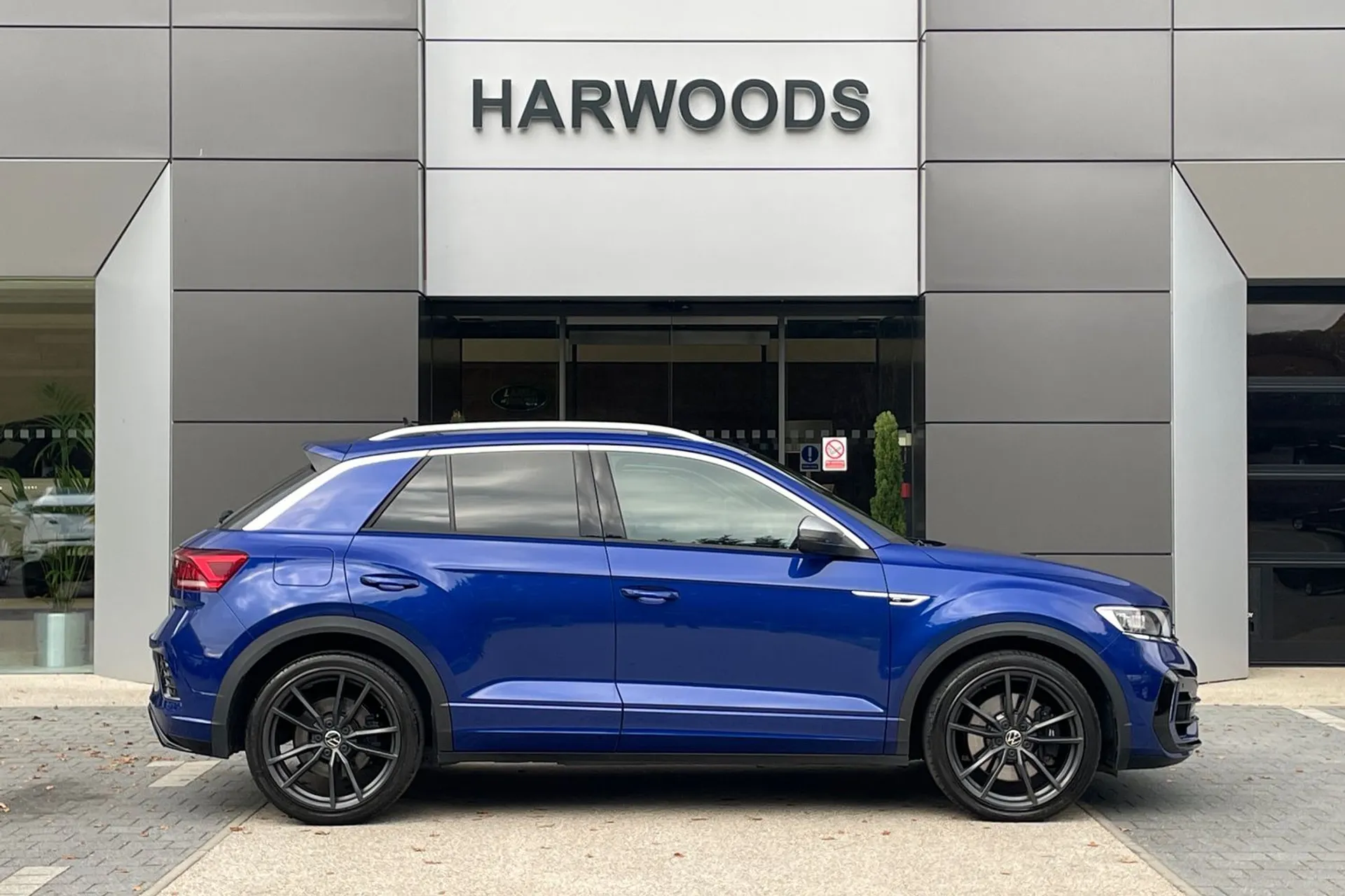 VOLKSWAGEN T-ROC thumbnail image number 2