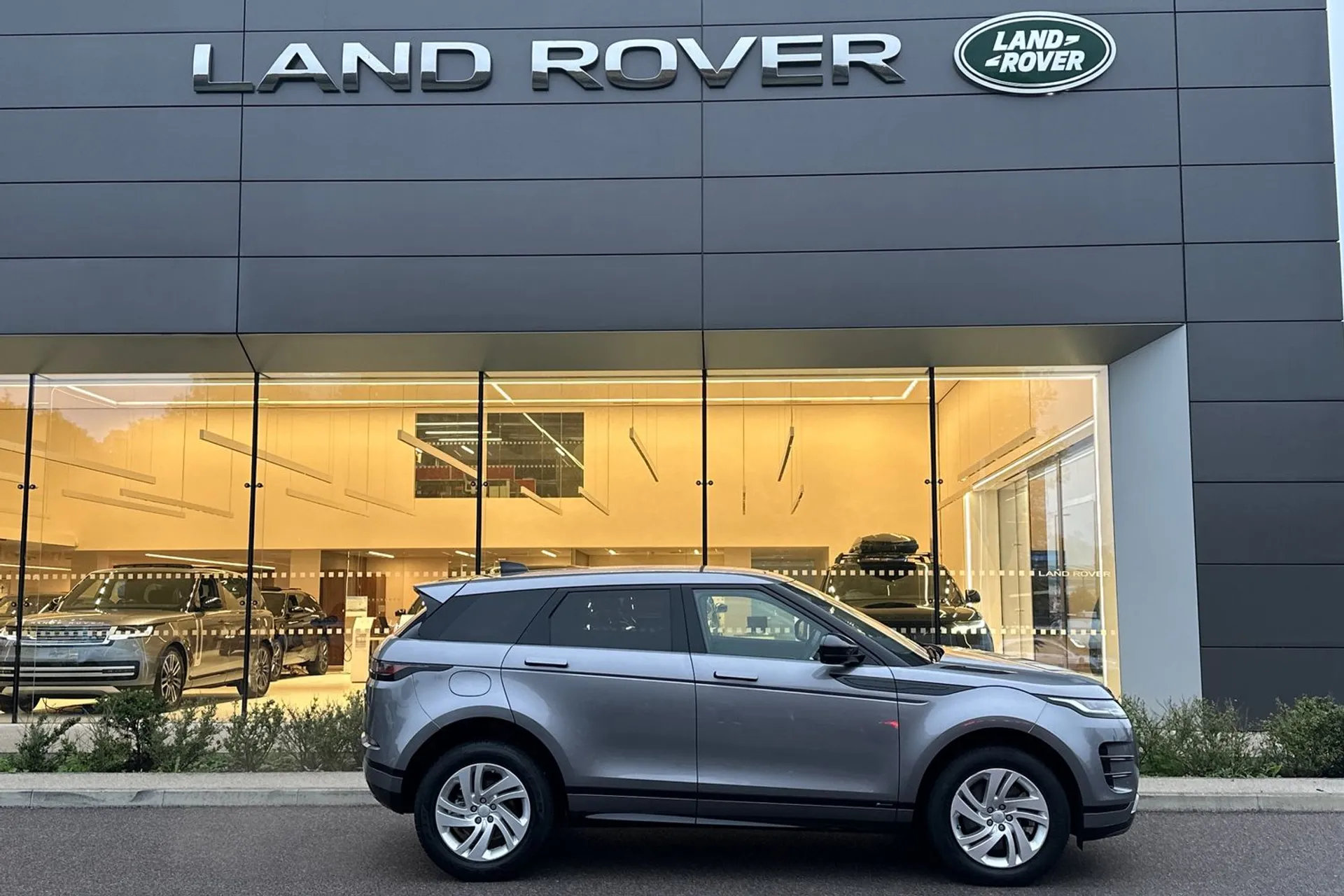 LAND ROVER RANGE ROVER EVOQUE thumbnail image number 2