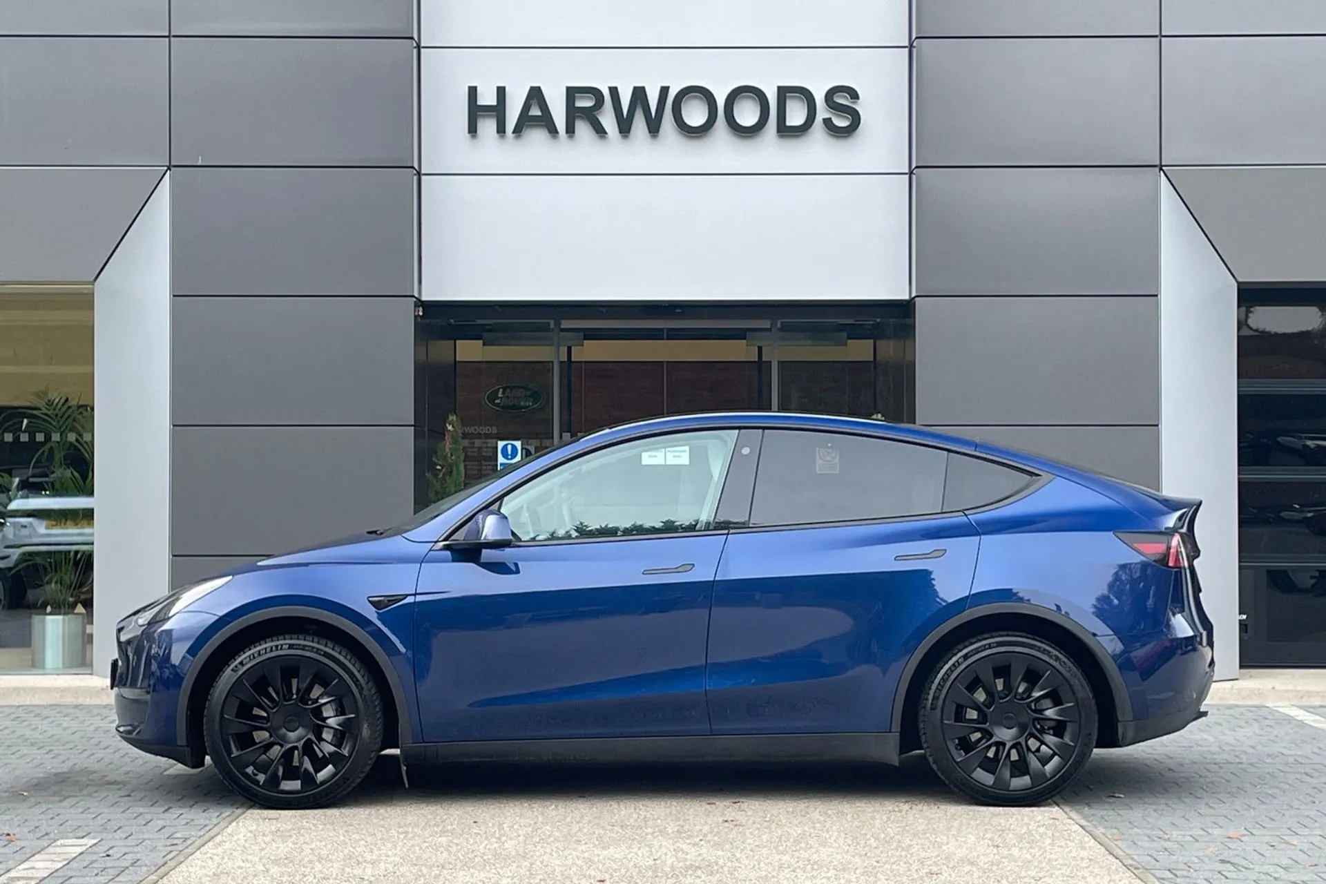 TESLA MODEL Y thumbnail image number 10