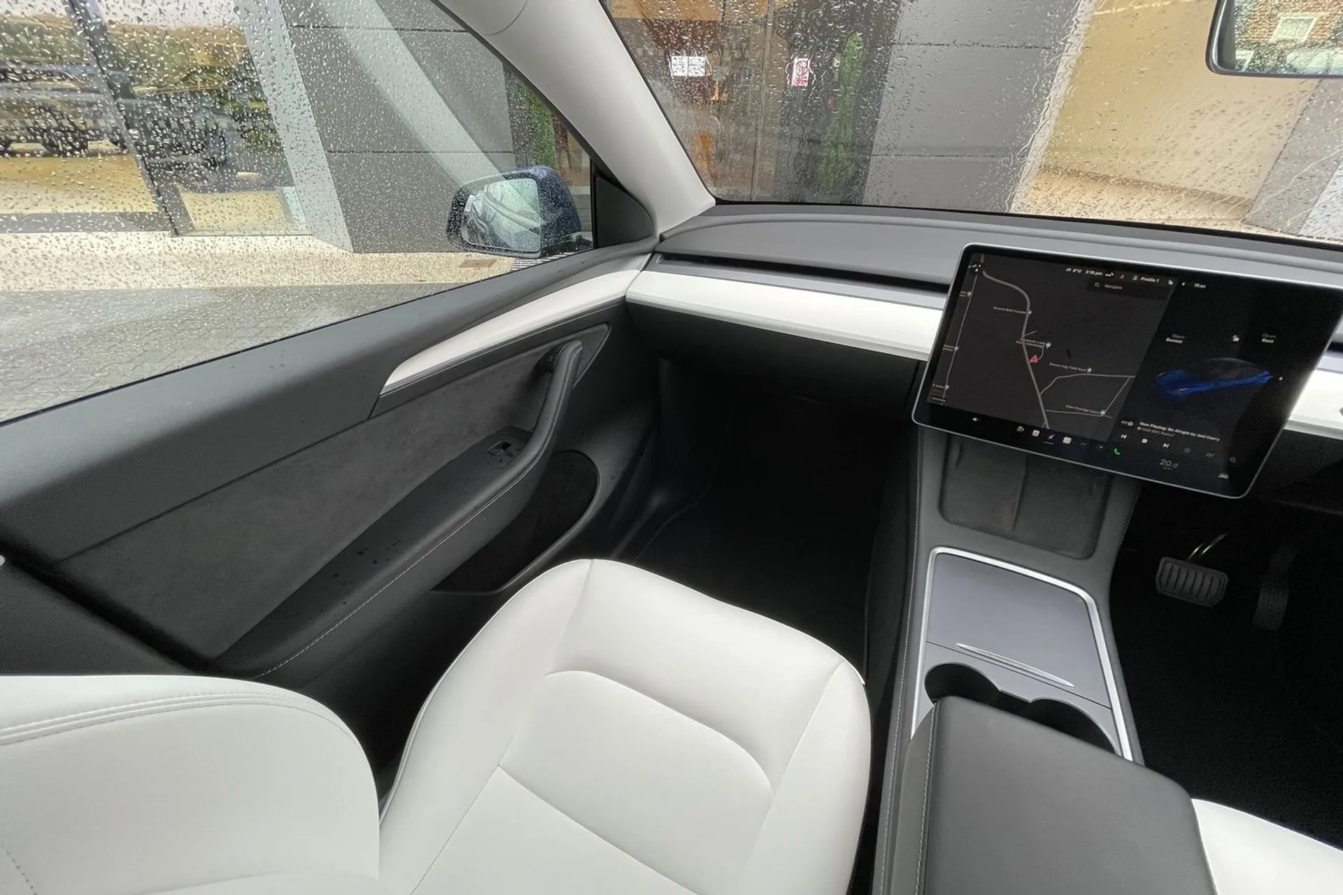 TESLA MODEL Y thumbnail image number 28