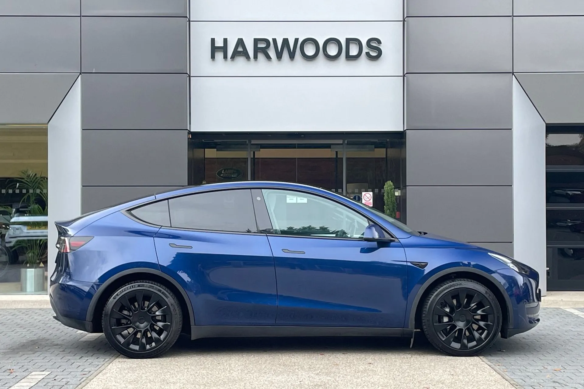 TESLA MODEL Y thumbnail image number 2