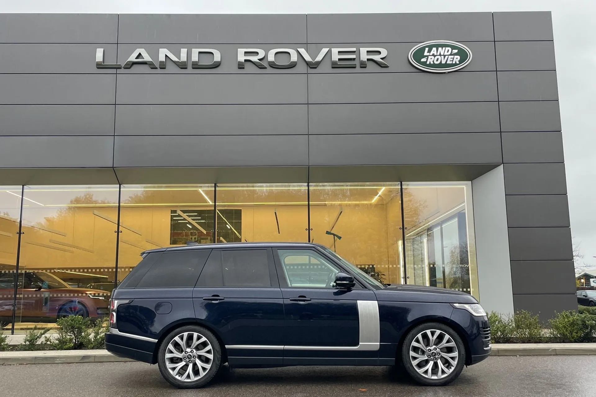 LAND ROVER RANGE ROVER thumbnail image number 2