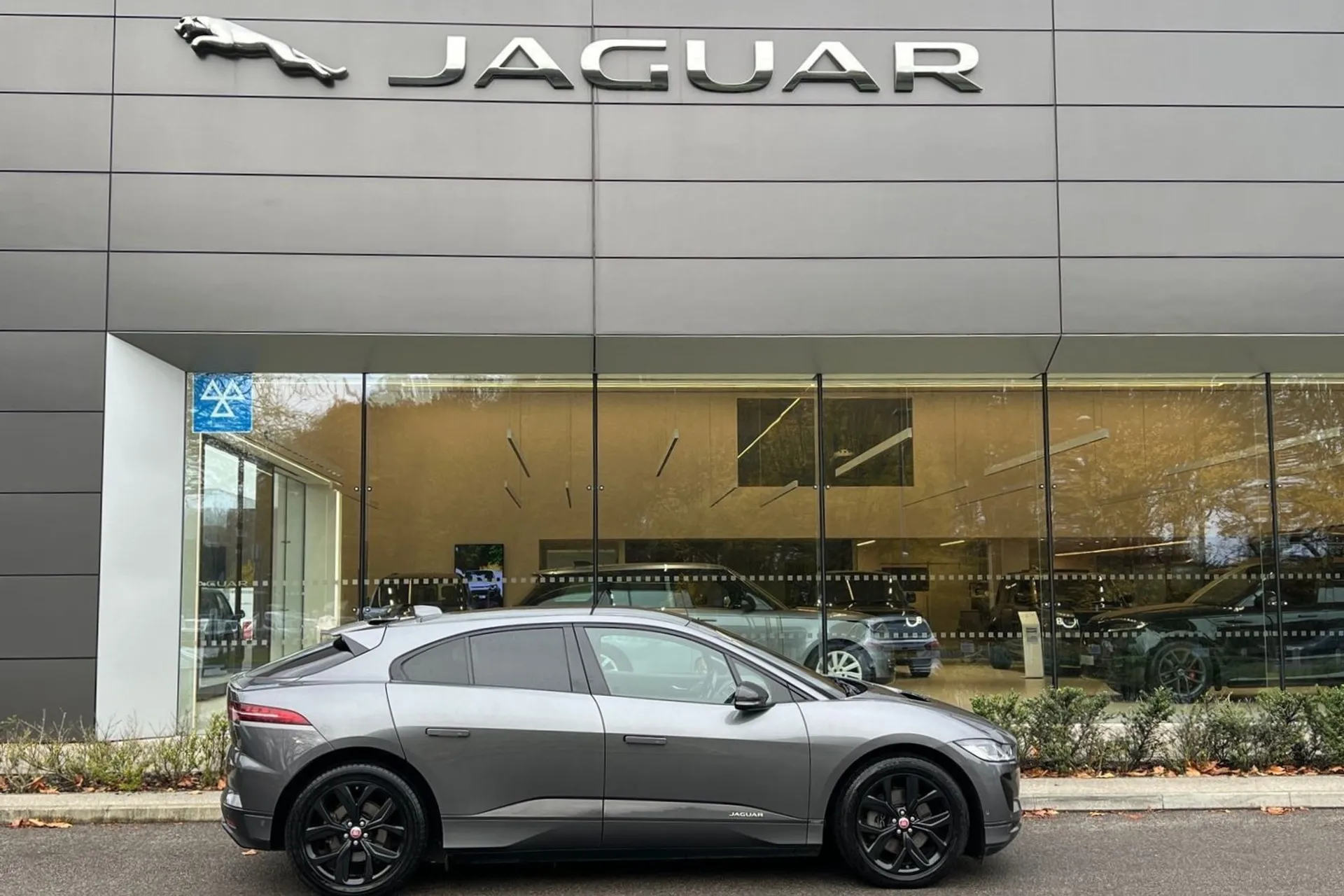 Jaguar I-PACE thumbnail image number 2