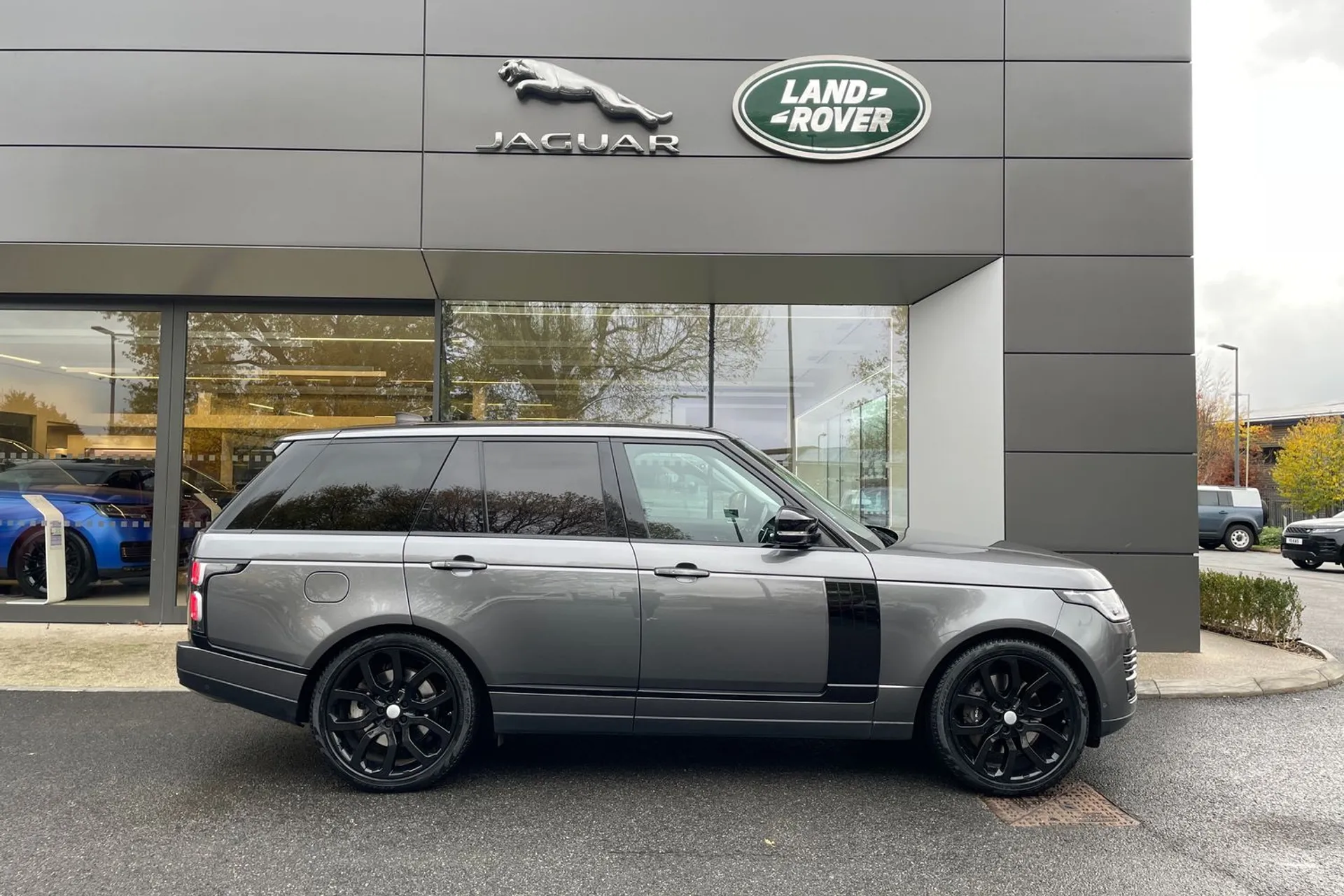 LAND ROVER RANGE ROVER thumbnail image number 2