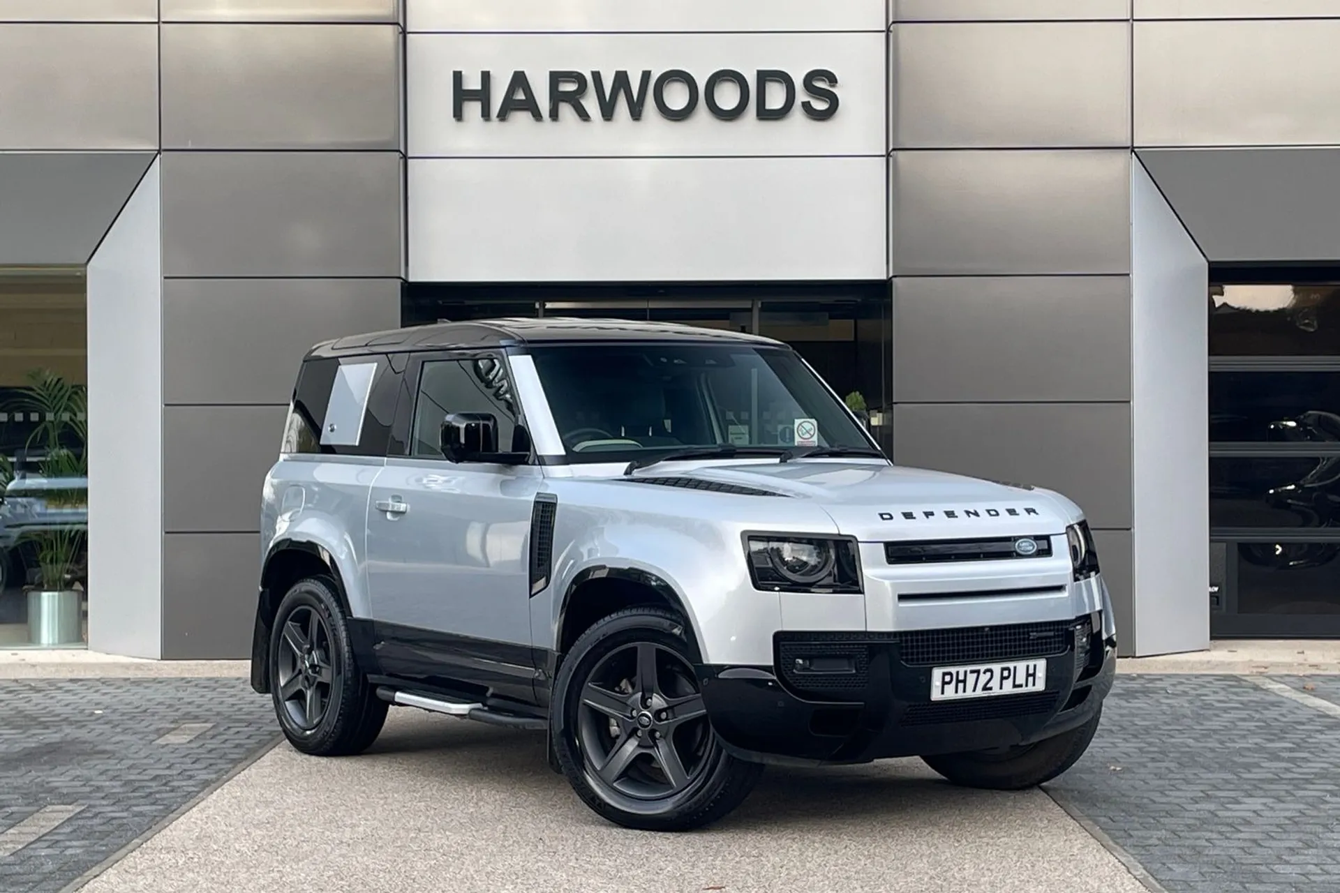 LAND ROVER DEFENDER focused image