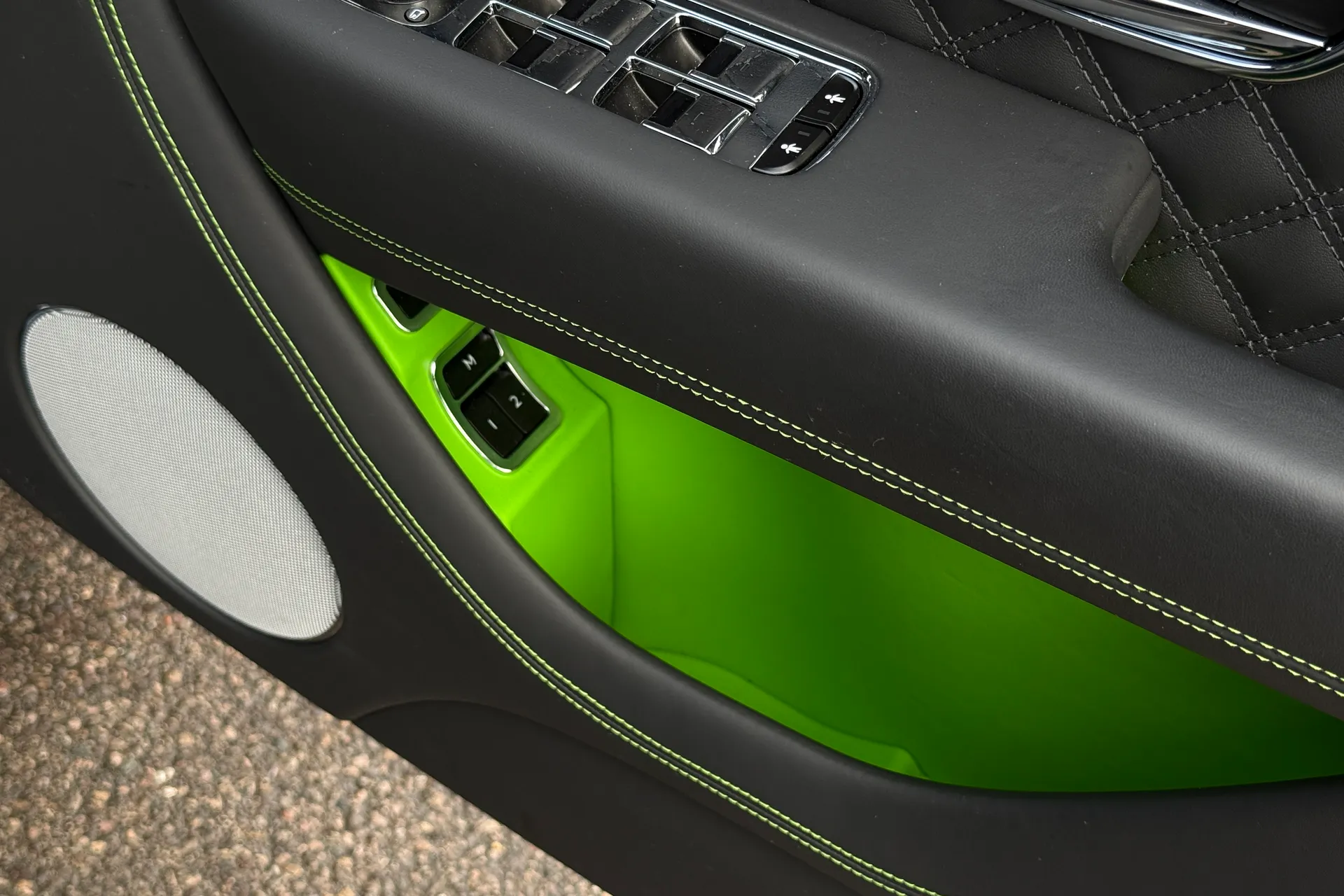 Bentley BENTAYGA thumbnail image number 25