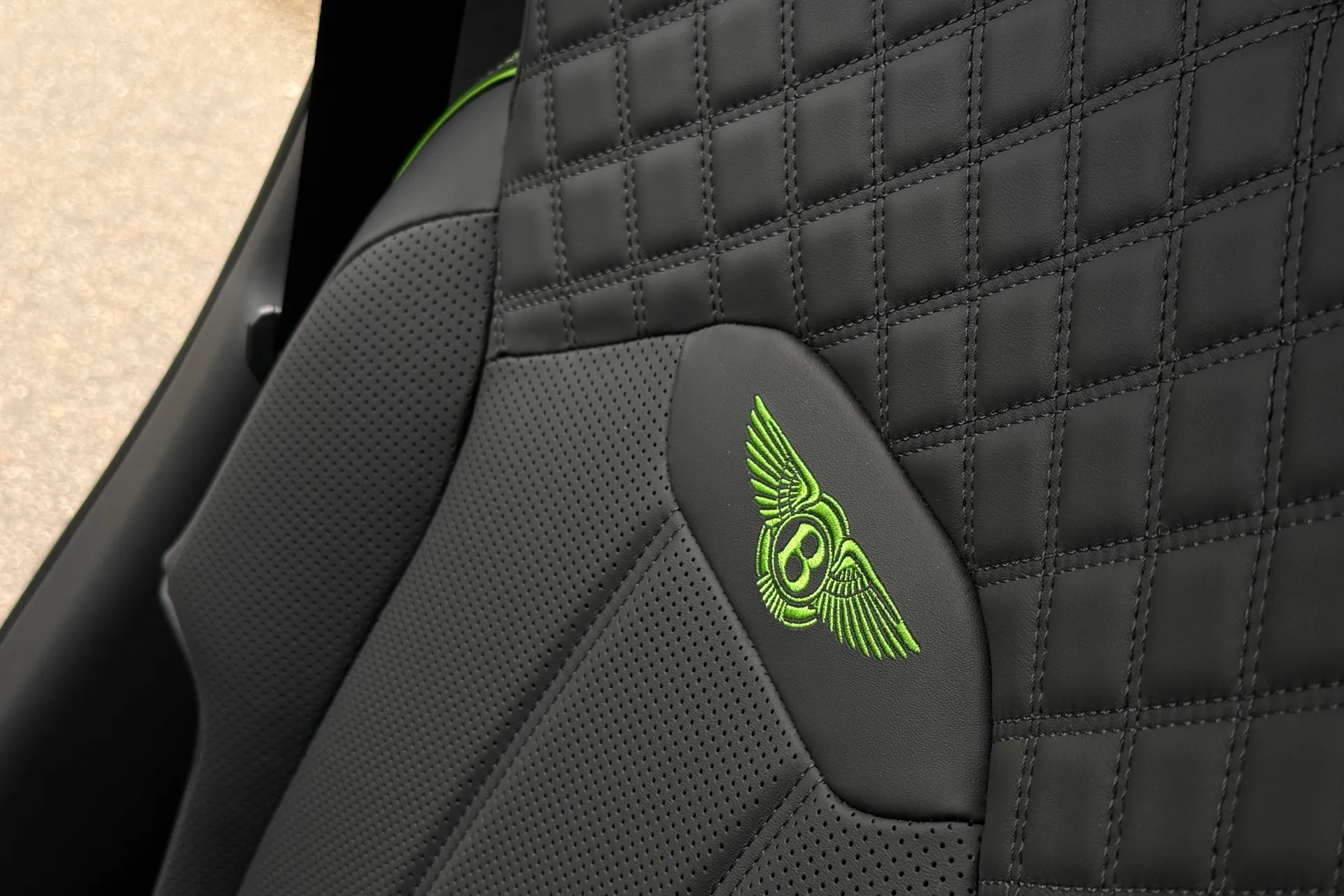 Bentley BENTAYGA thumbnail image number 32