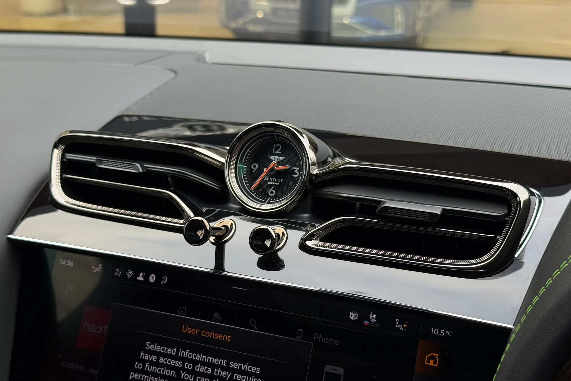 Bentley BENTAYGA thumbnail image number 40