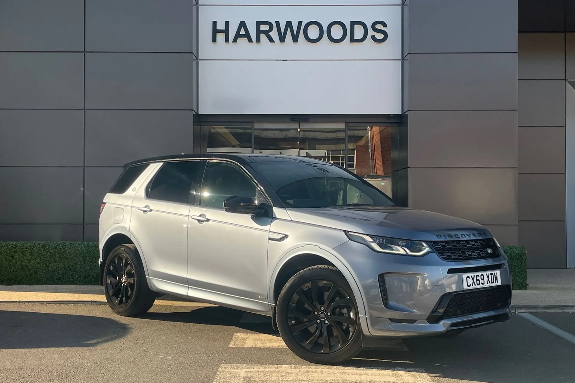 LAND ROVER DISCOVERY SPORT focused image