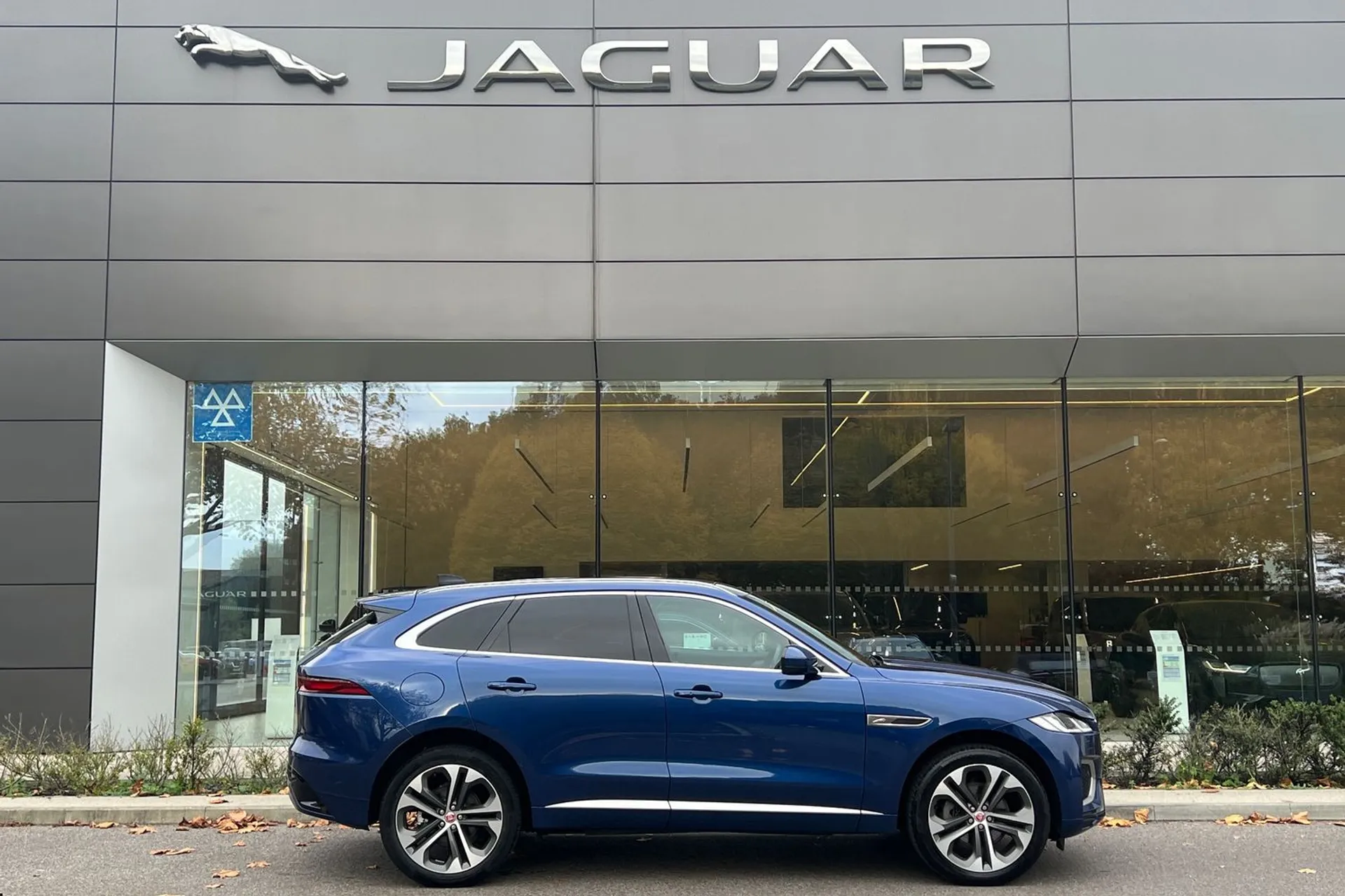 Jaguar F-PACE thumbnail image number 2