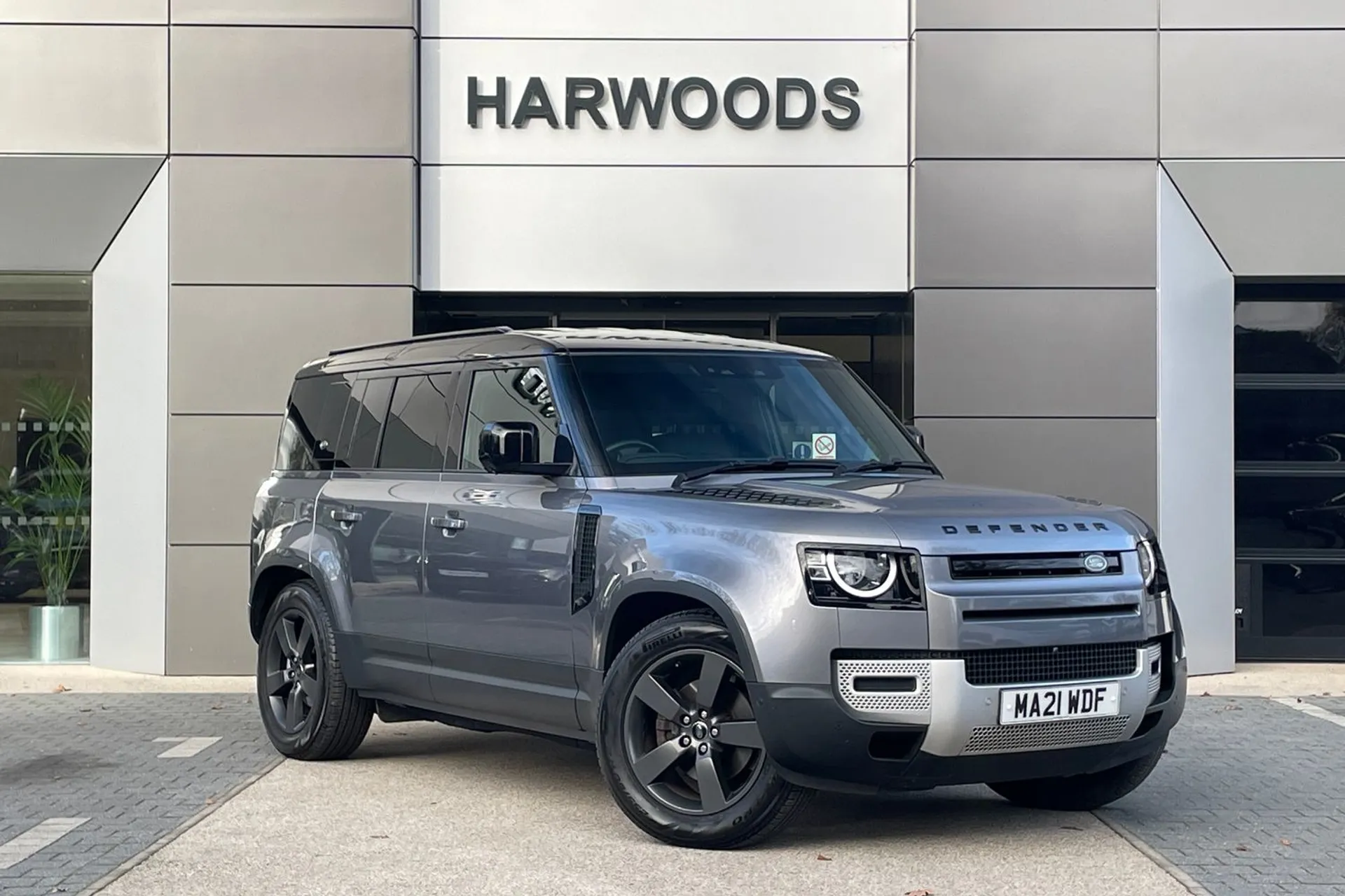 LAND ROVER DEFENDER focused image