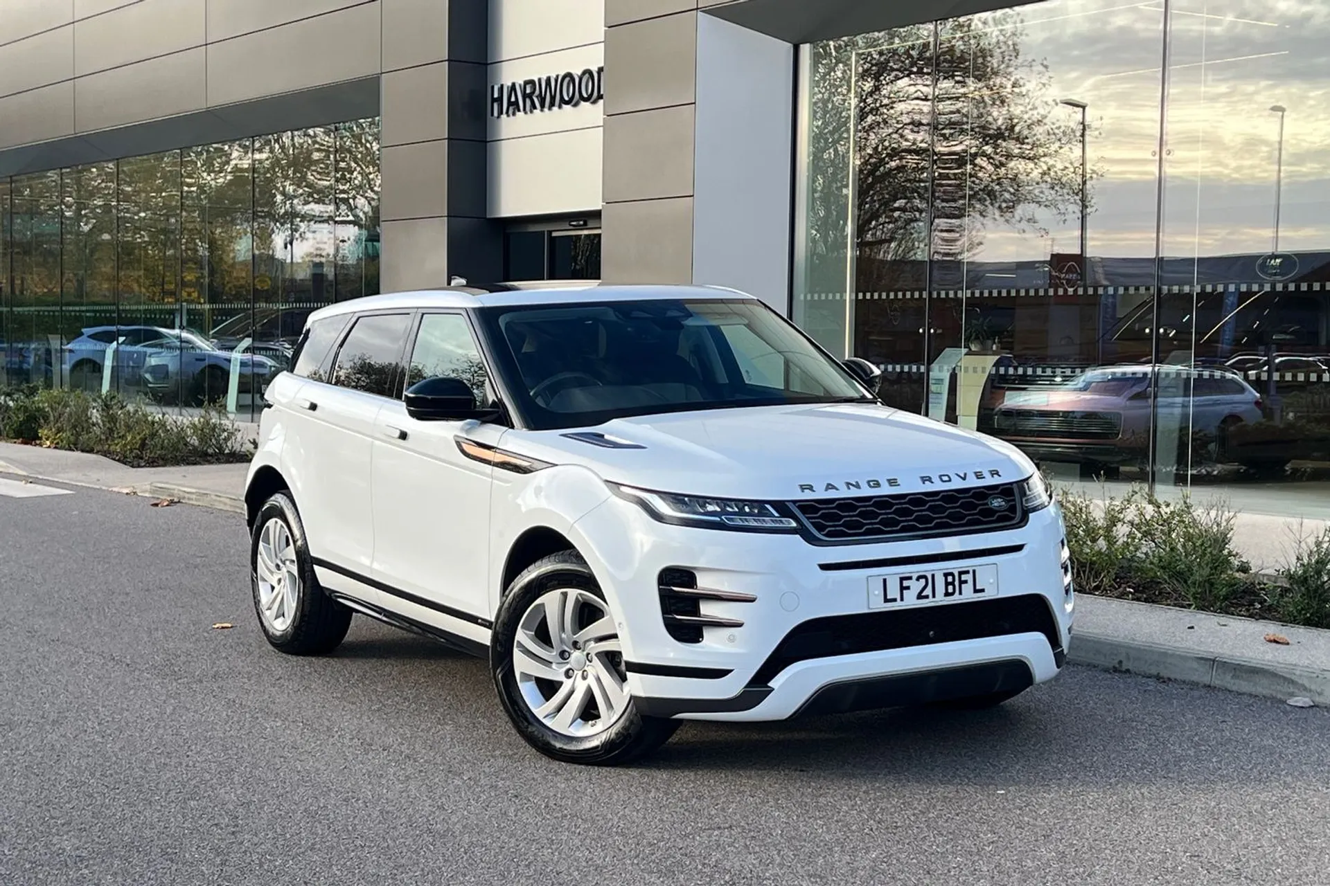 LAND ROVER RANGE ROVER EVOQUE focused image