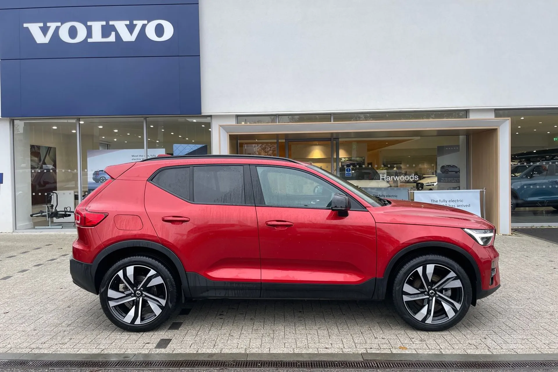 Volvo XC40 thumbnail image number 2