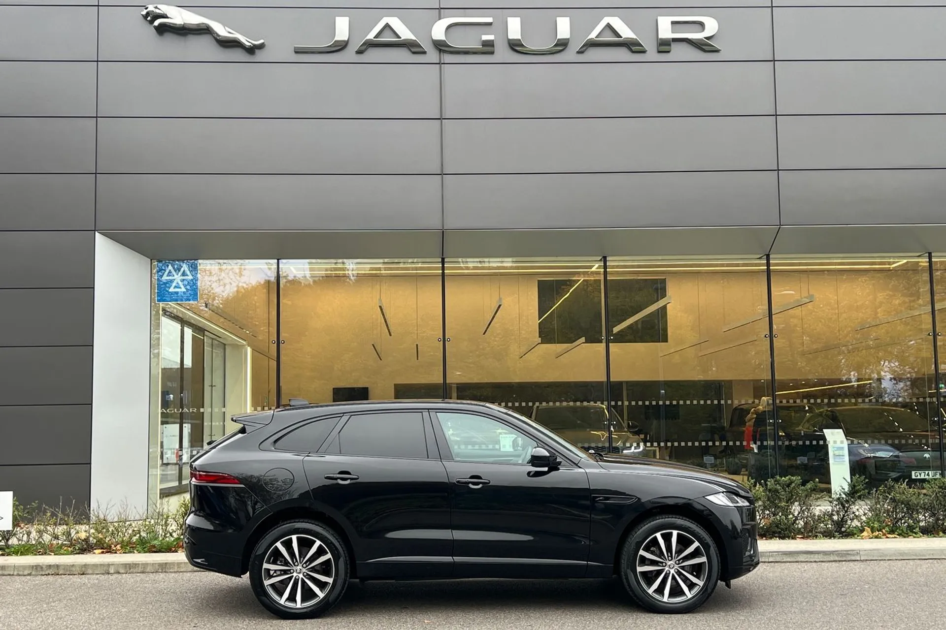 Jaguar F-PACE thumbnail image number 3