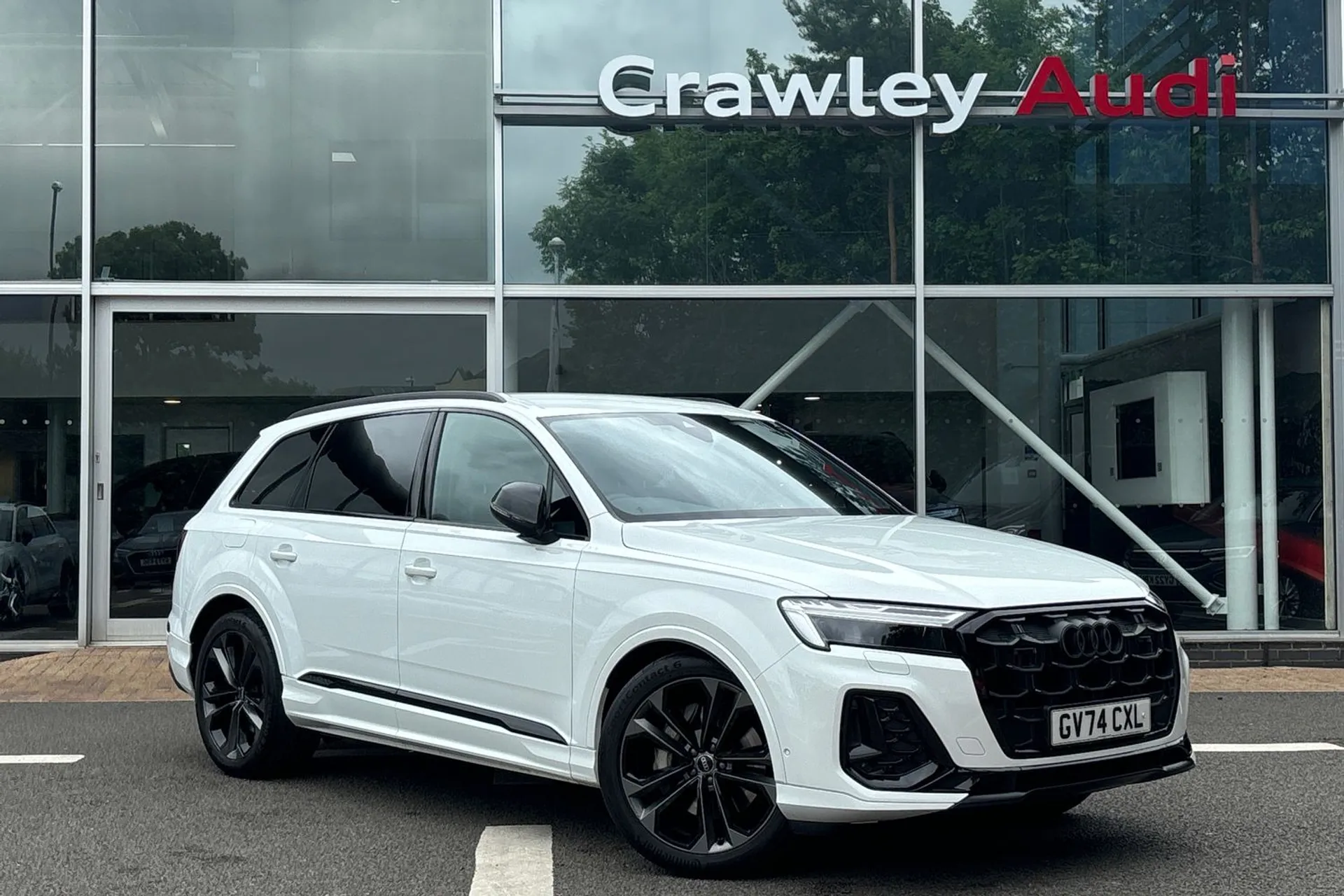Audi Q7 focused image