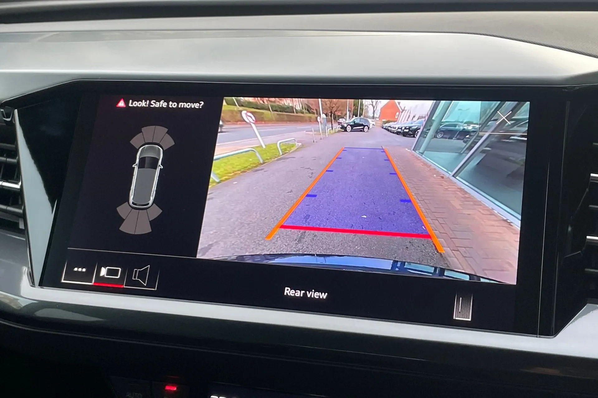 Audi Q4 thumbnail image number 7