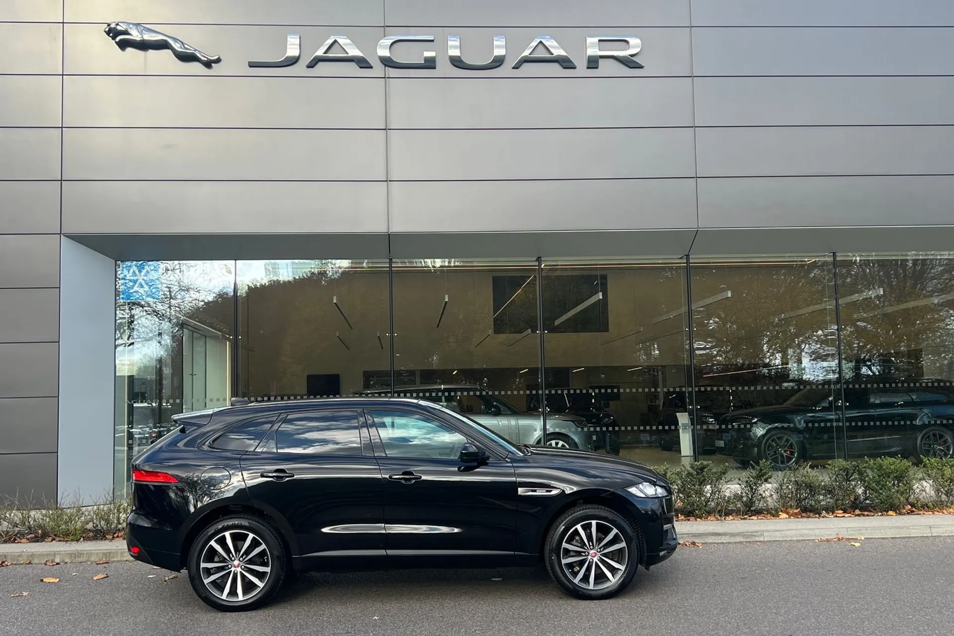 Jaguar F-PACE thumbnail image number 2