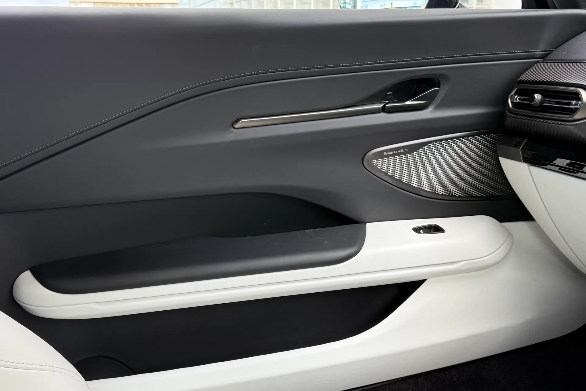 Aston Martin Vantage thumbnail image number 43