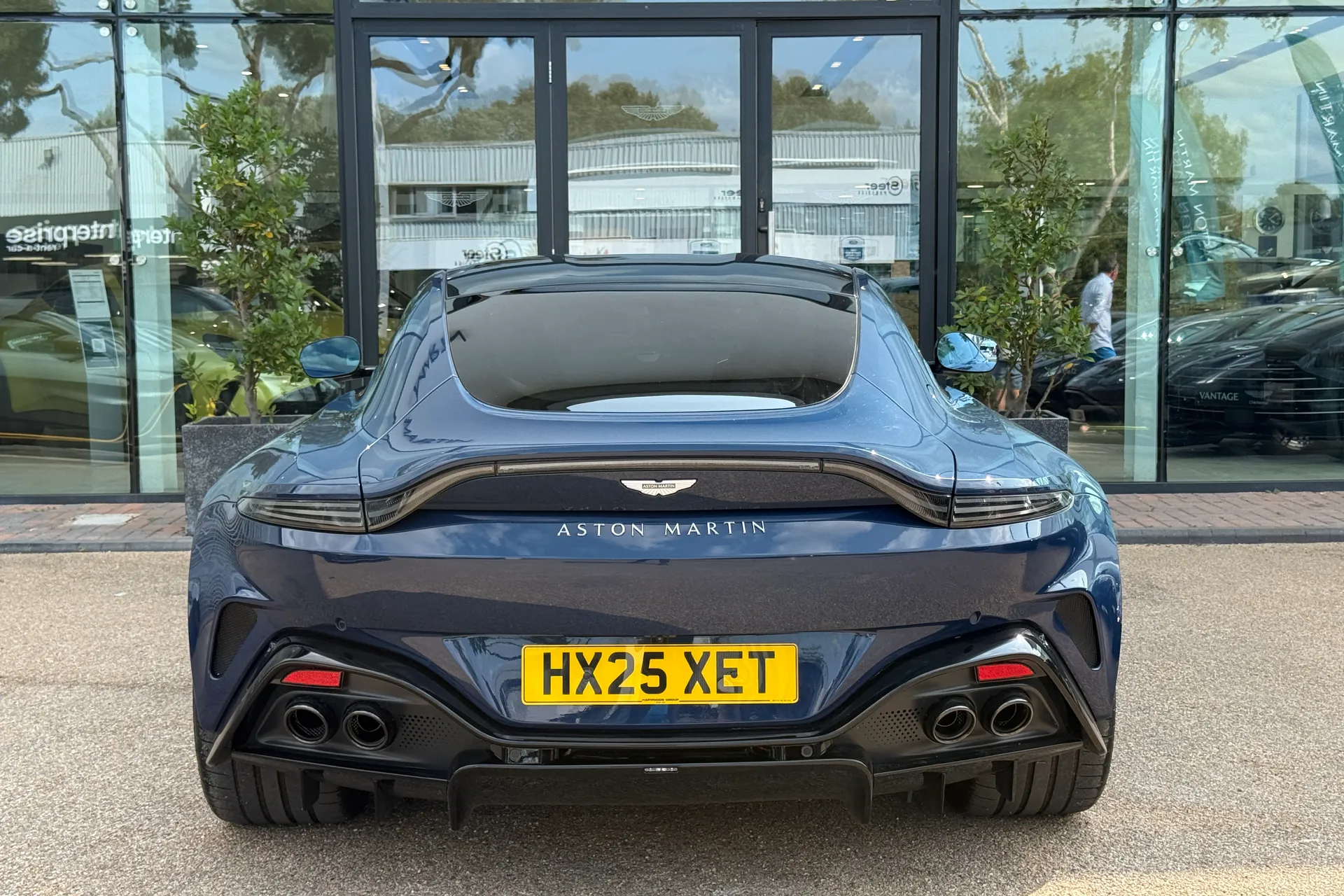 Aston Martin Vantage thumbnail image number 20