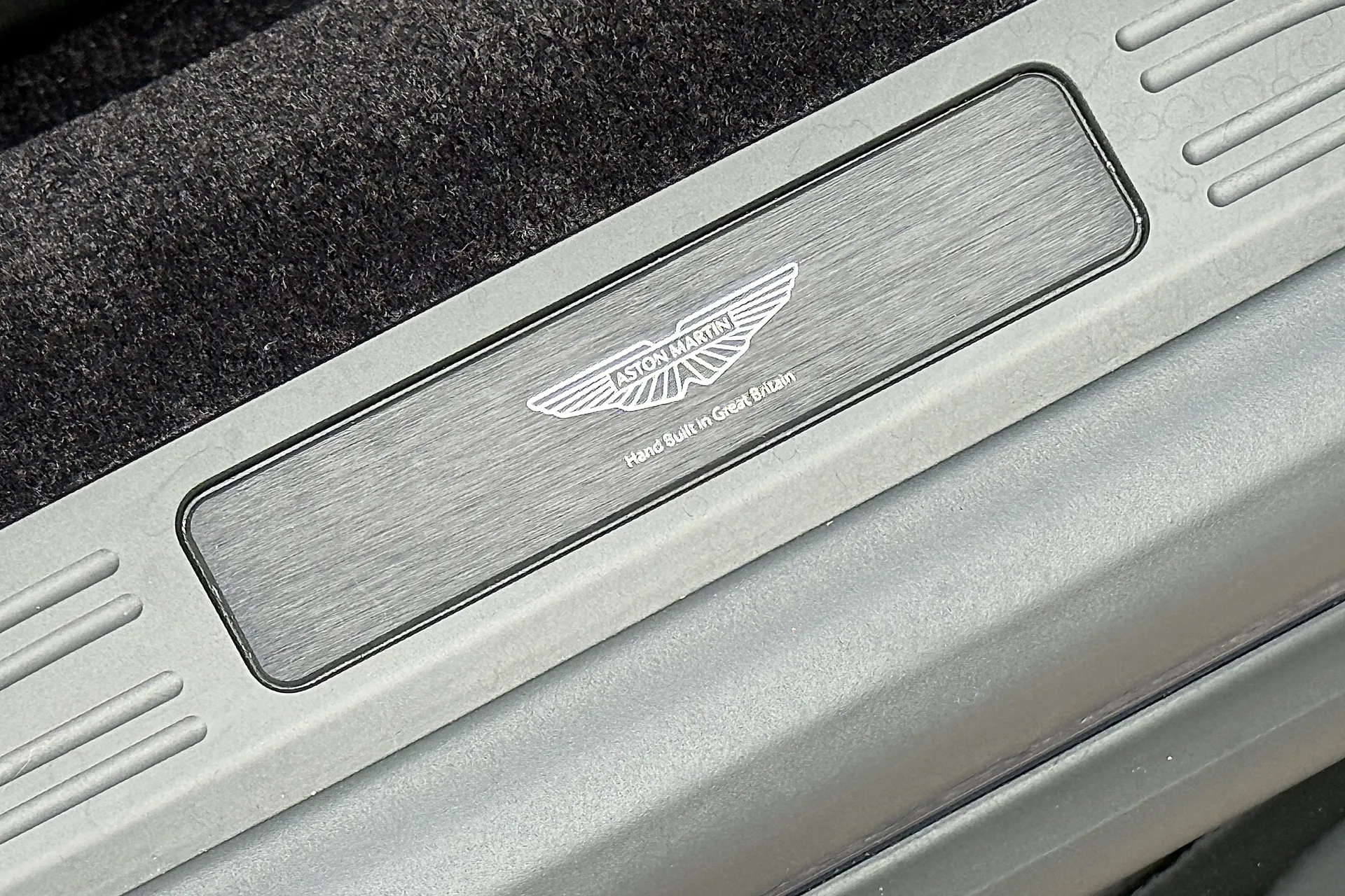 Aston Martin Vantage thumbnail image number 15