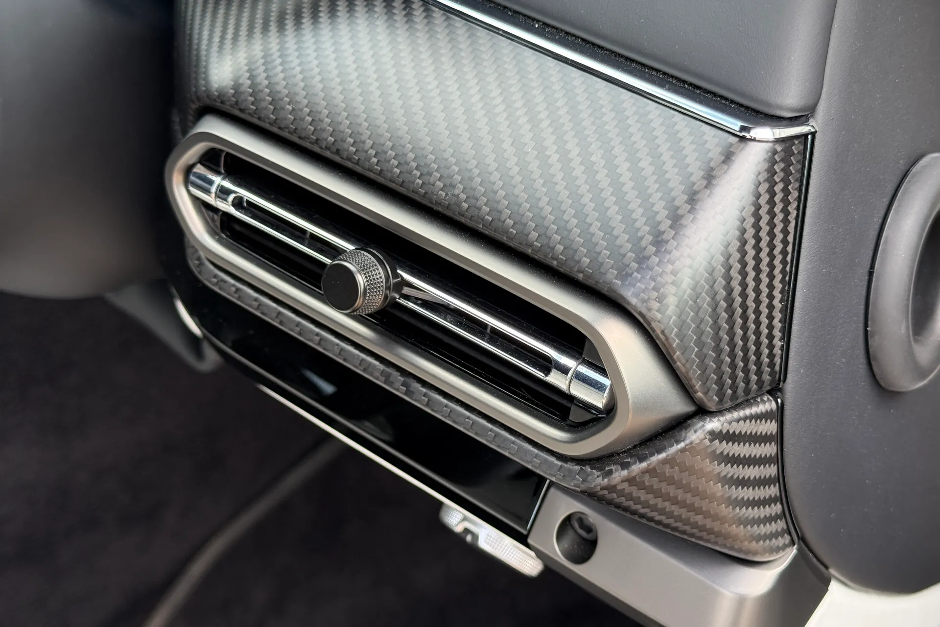 Aston Martin Vantage thumbnail image number 30