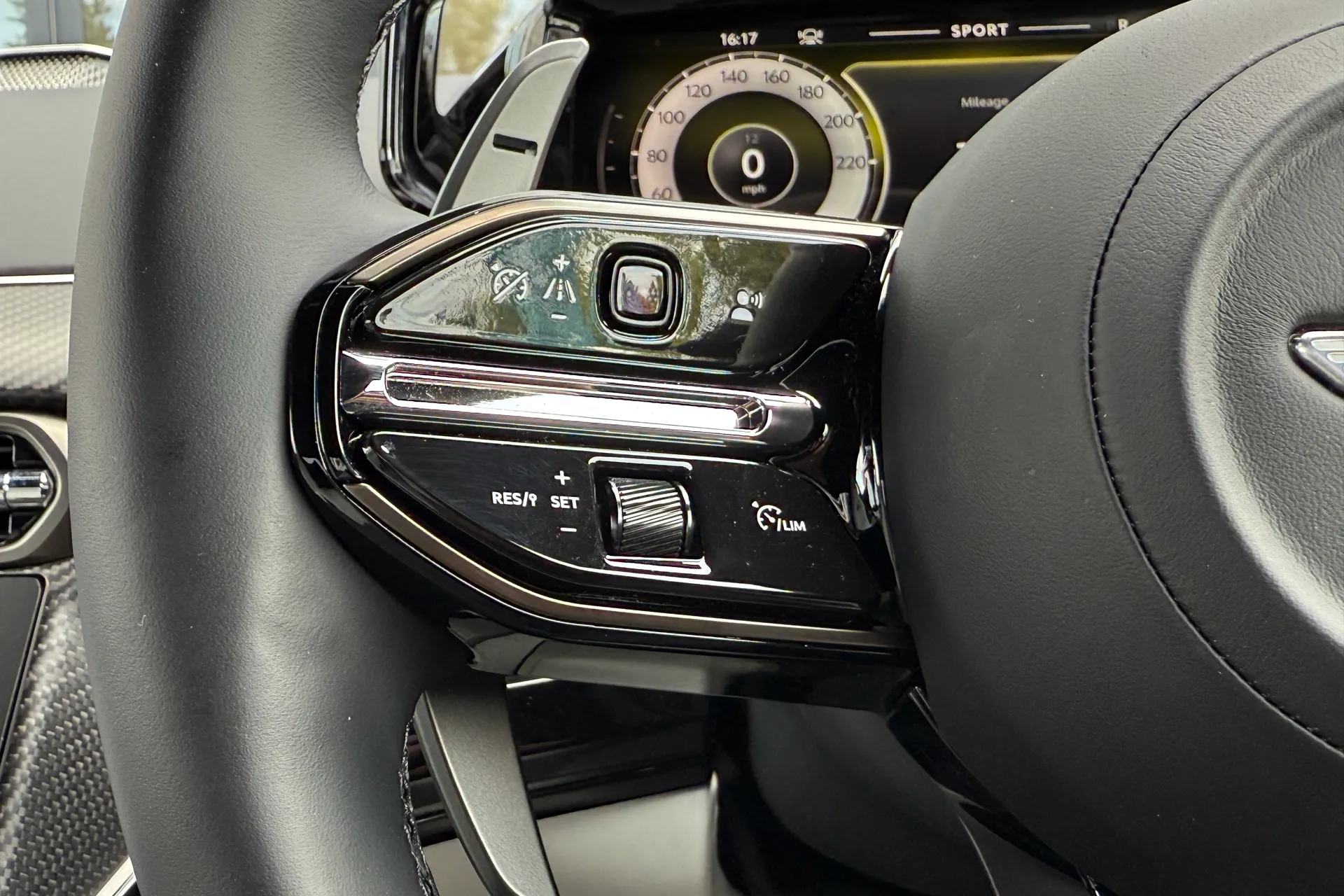 Aston Martin Vantage thumbnail image number 45