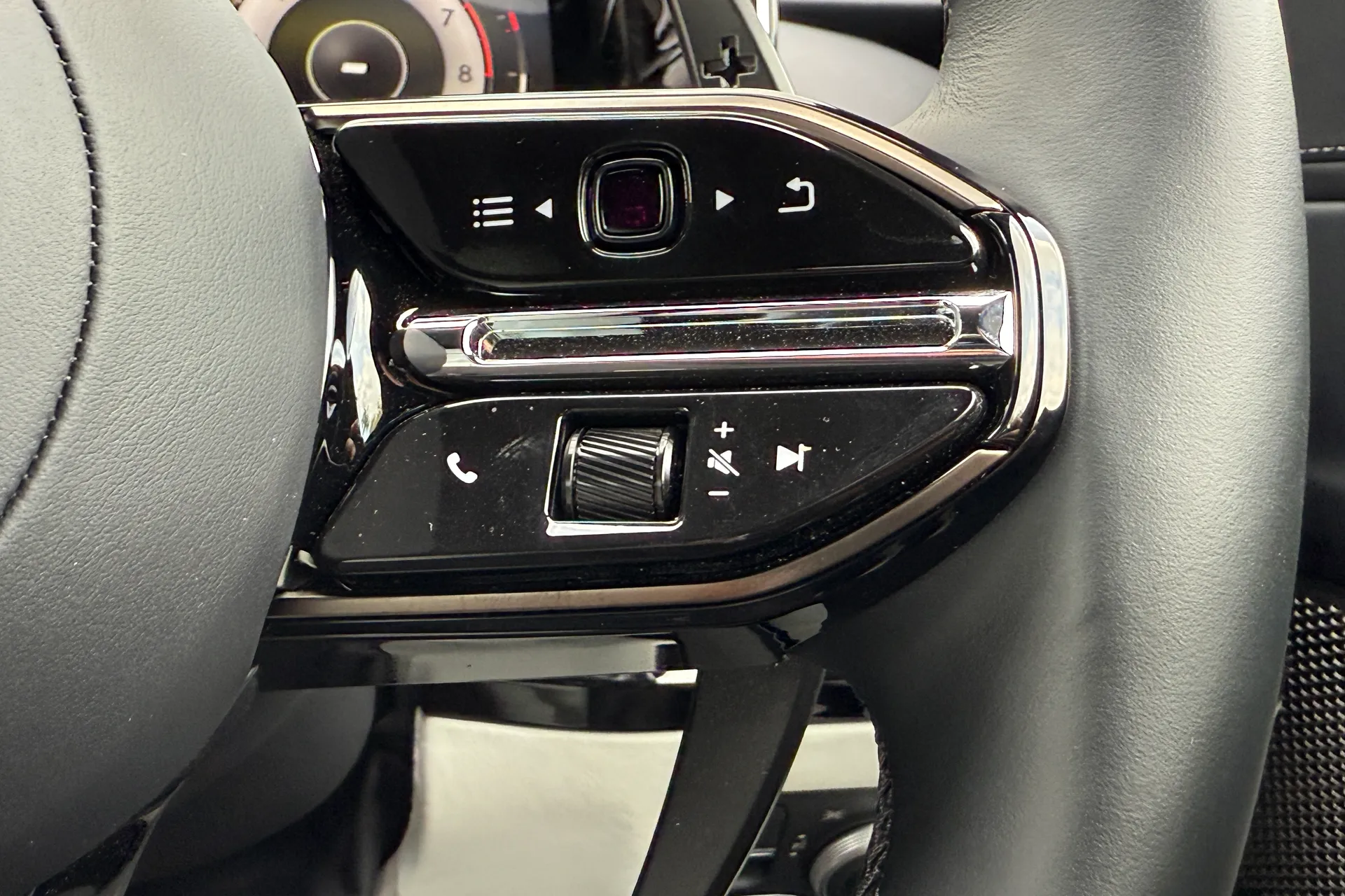 Aston Martin Vantage thumbnail image number 46