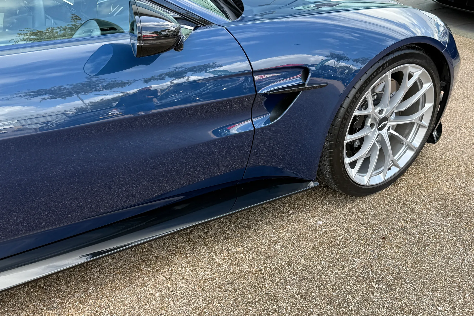 Aston Martin Vantage thumbnail image number 22